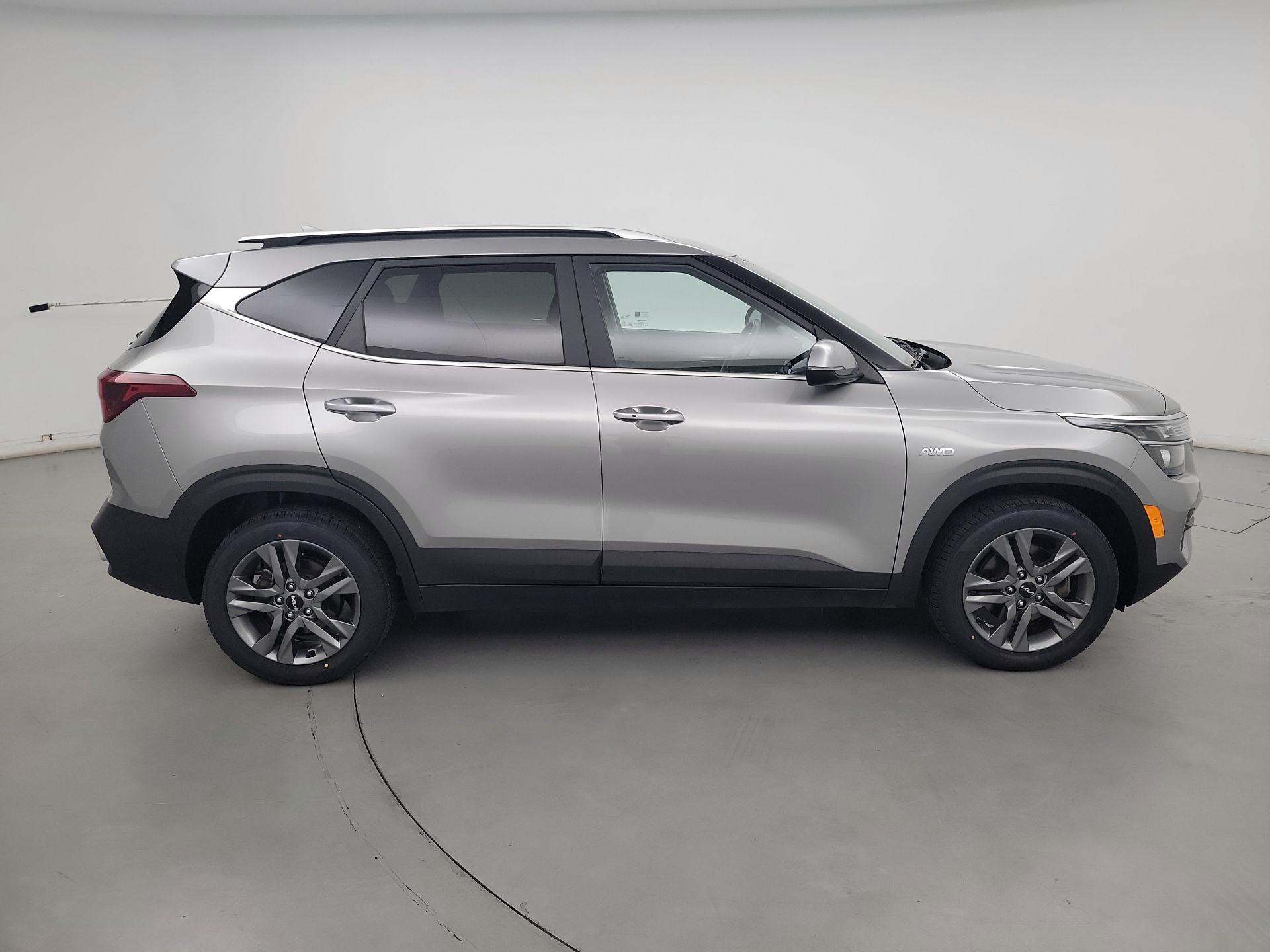 Thumbnail: 2023 Kia Seltos - 4