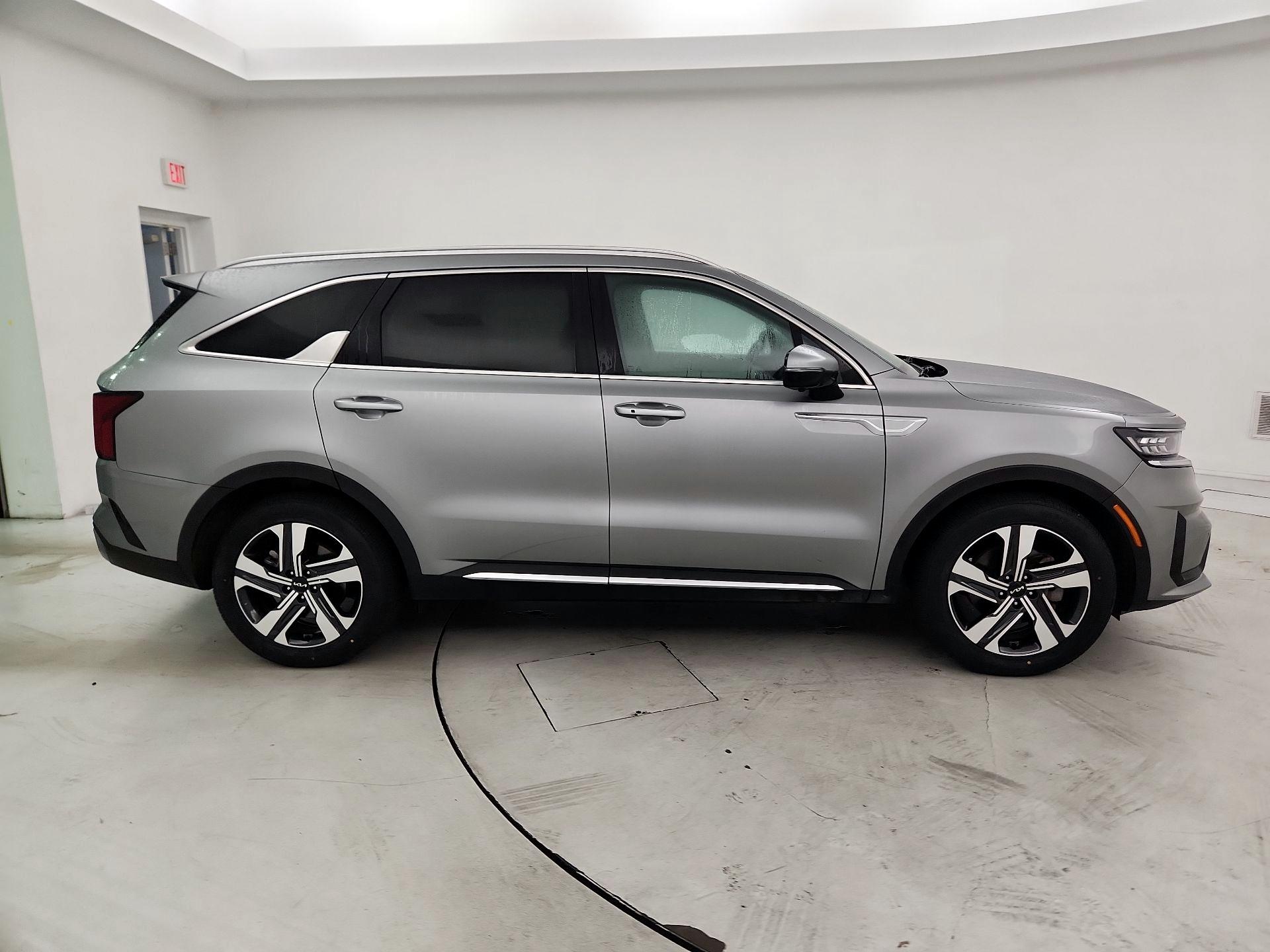 Thumbnail: 2023 Kia Sorento - 4