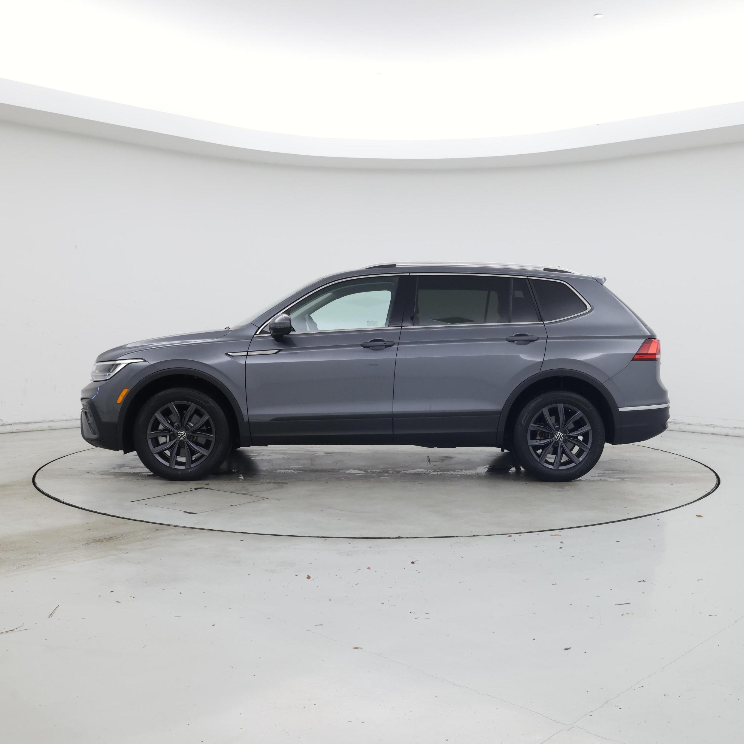 Thumbnail: 2022 Volkswagen Tiguan - 3