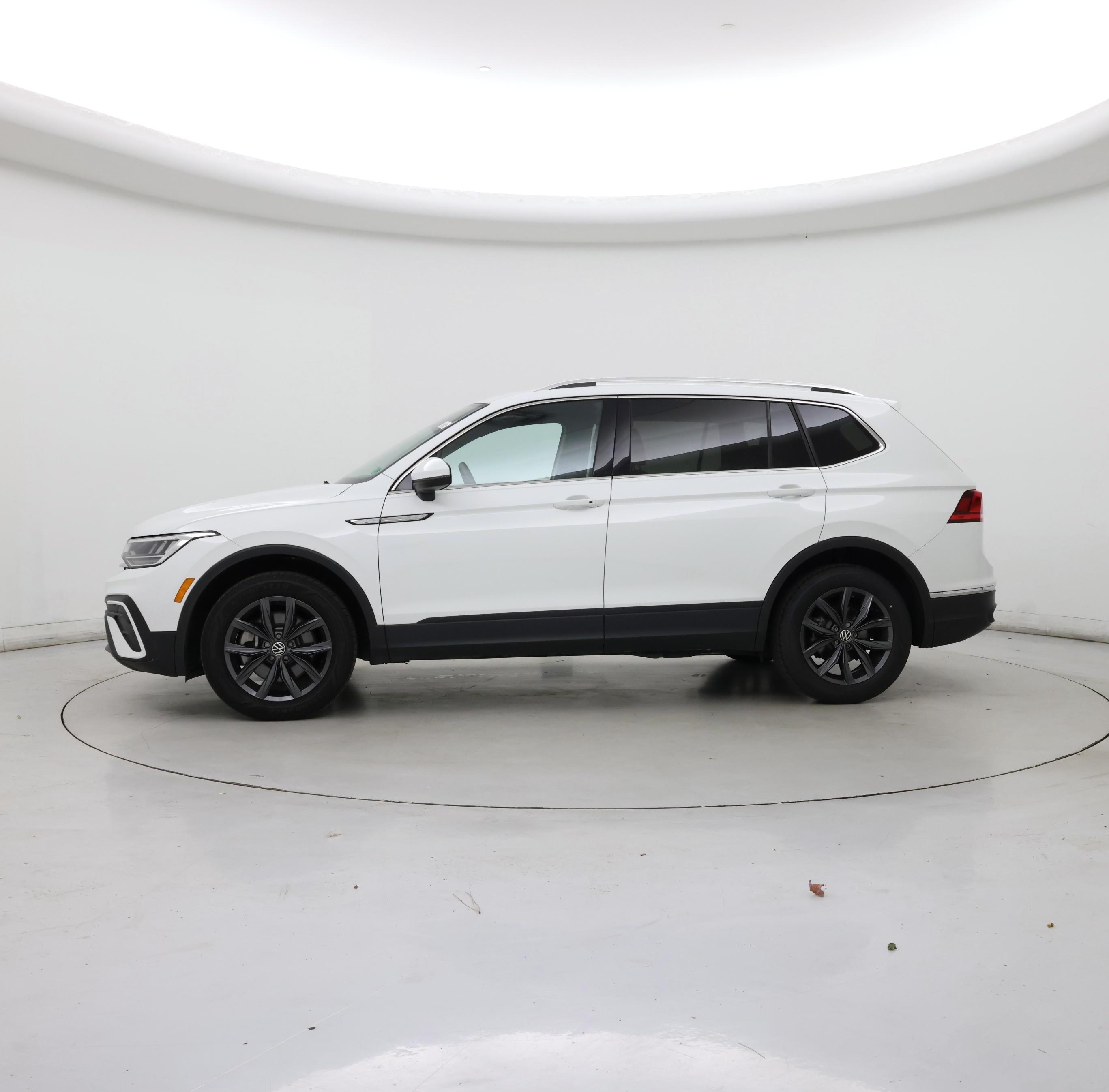 Thumbnail: 2022 Volkswagen Tiguan - 3