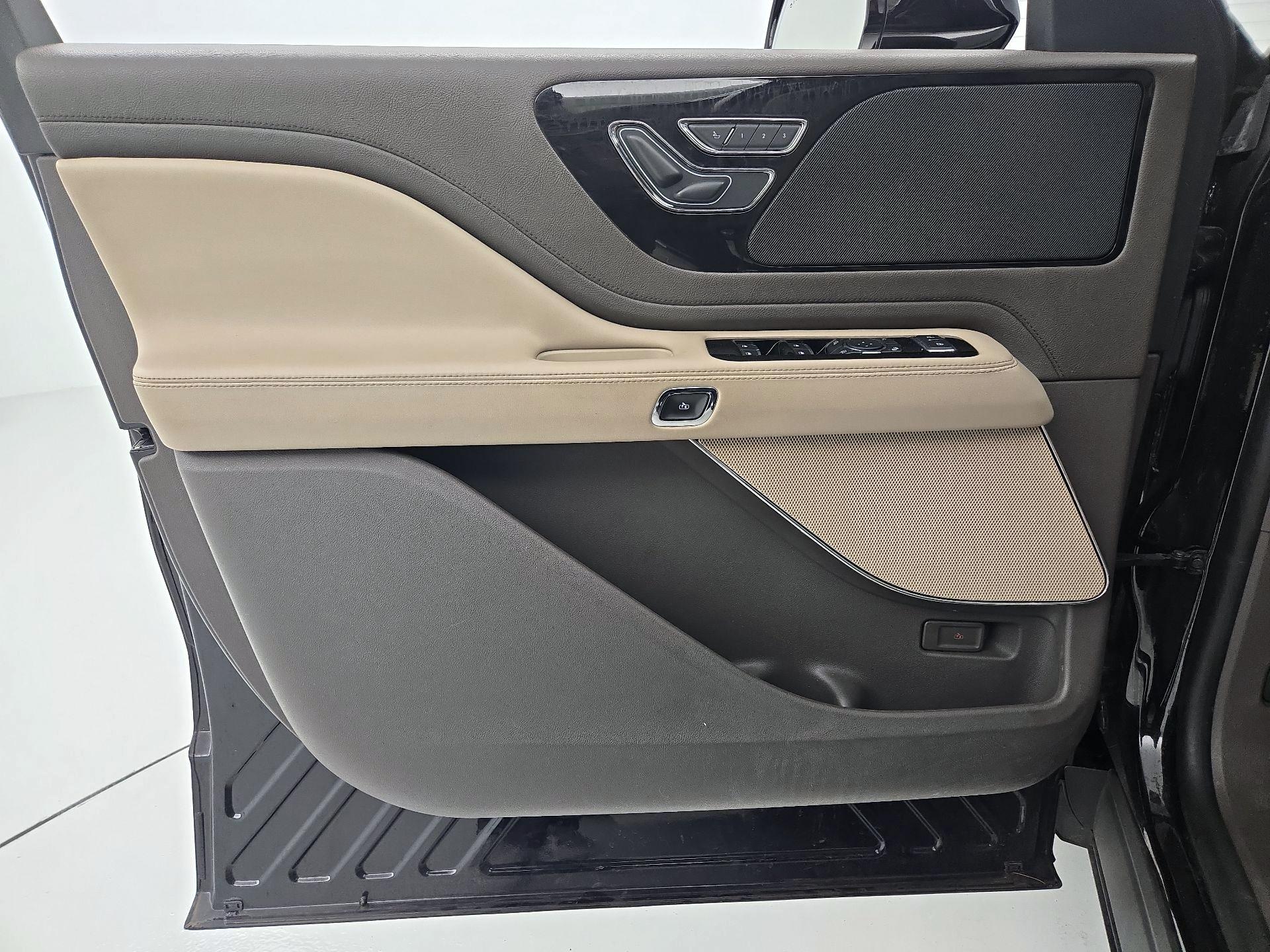 Thumbnail: 2022 Lincoln Aviator - 12