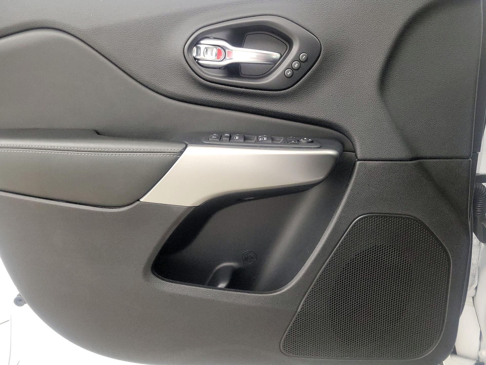 Thumbnail: 2021 Jeep Cherokee - 12