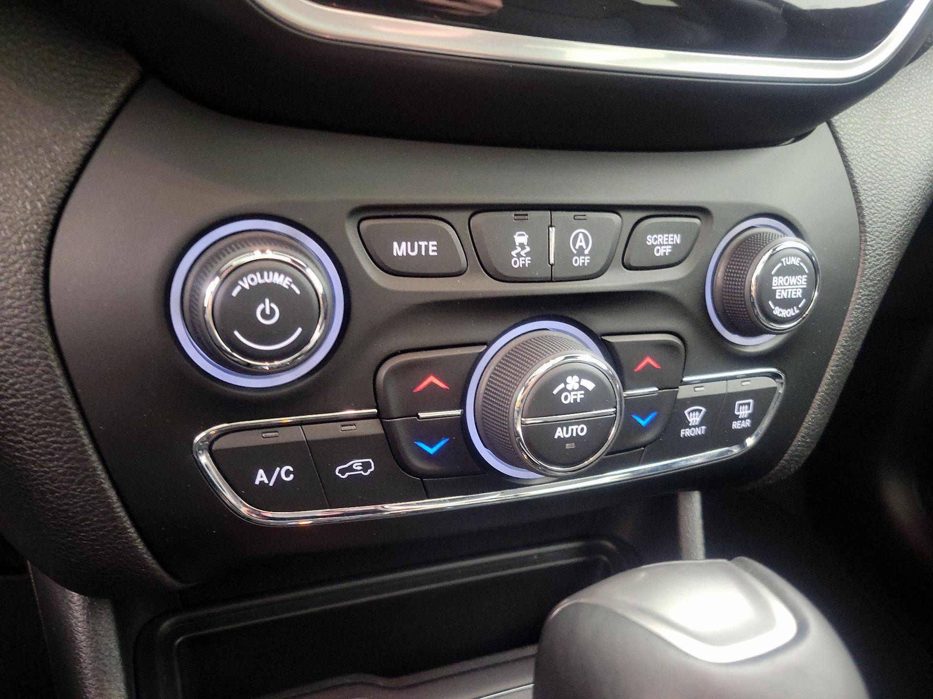 Thumbnail: 2021 Jeep Cherokee - 17