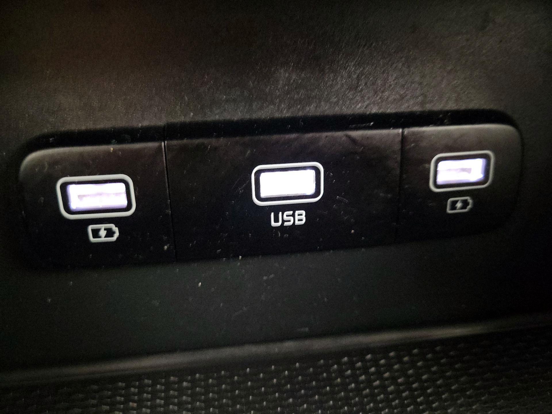 Thumbnail: 2023 Kia Carnival - 16