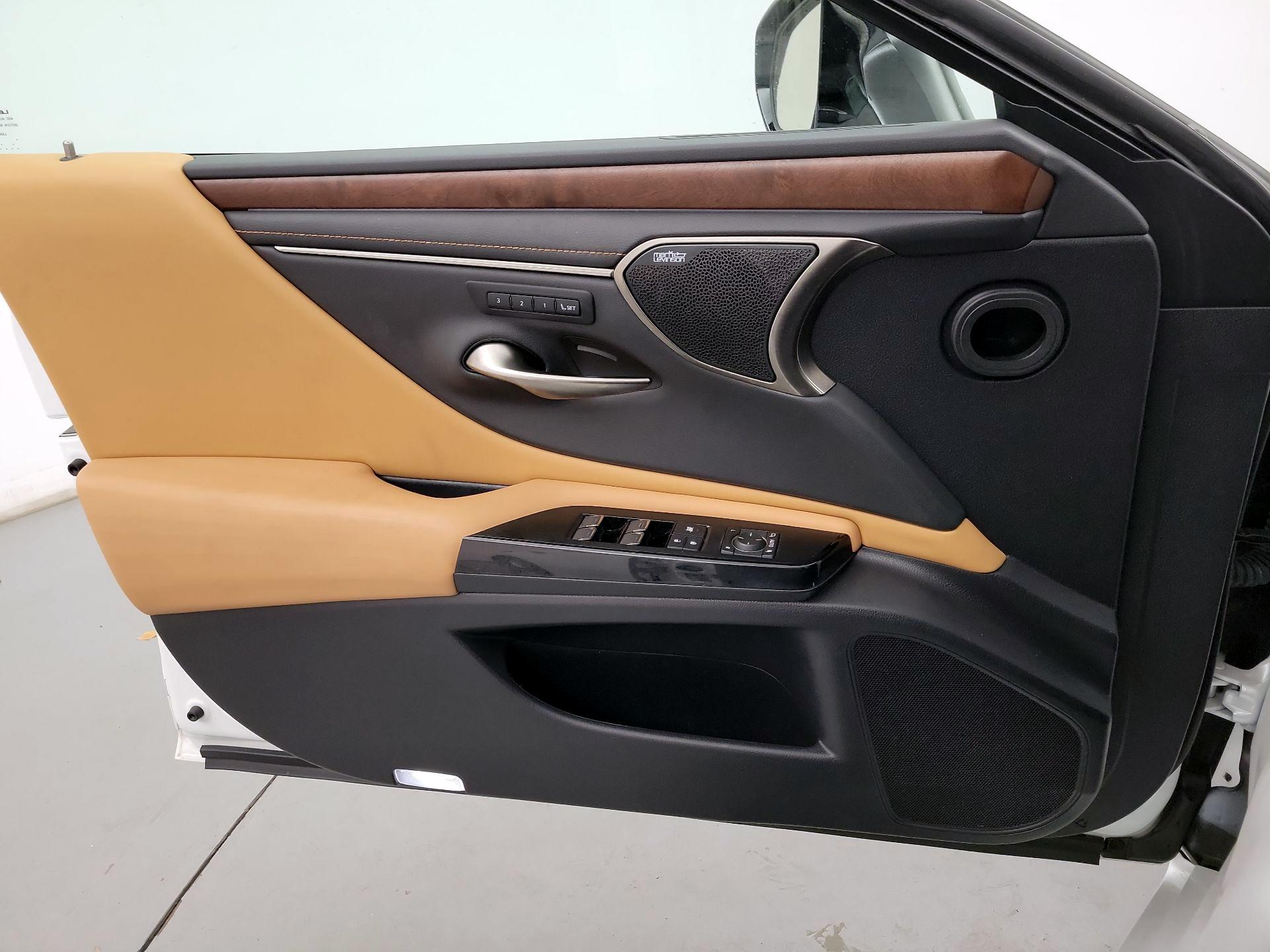 Thumbnail: 2022 Lexus ES - 10