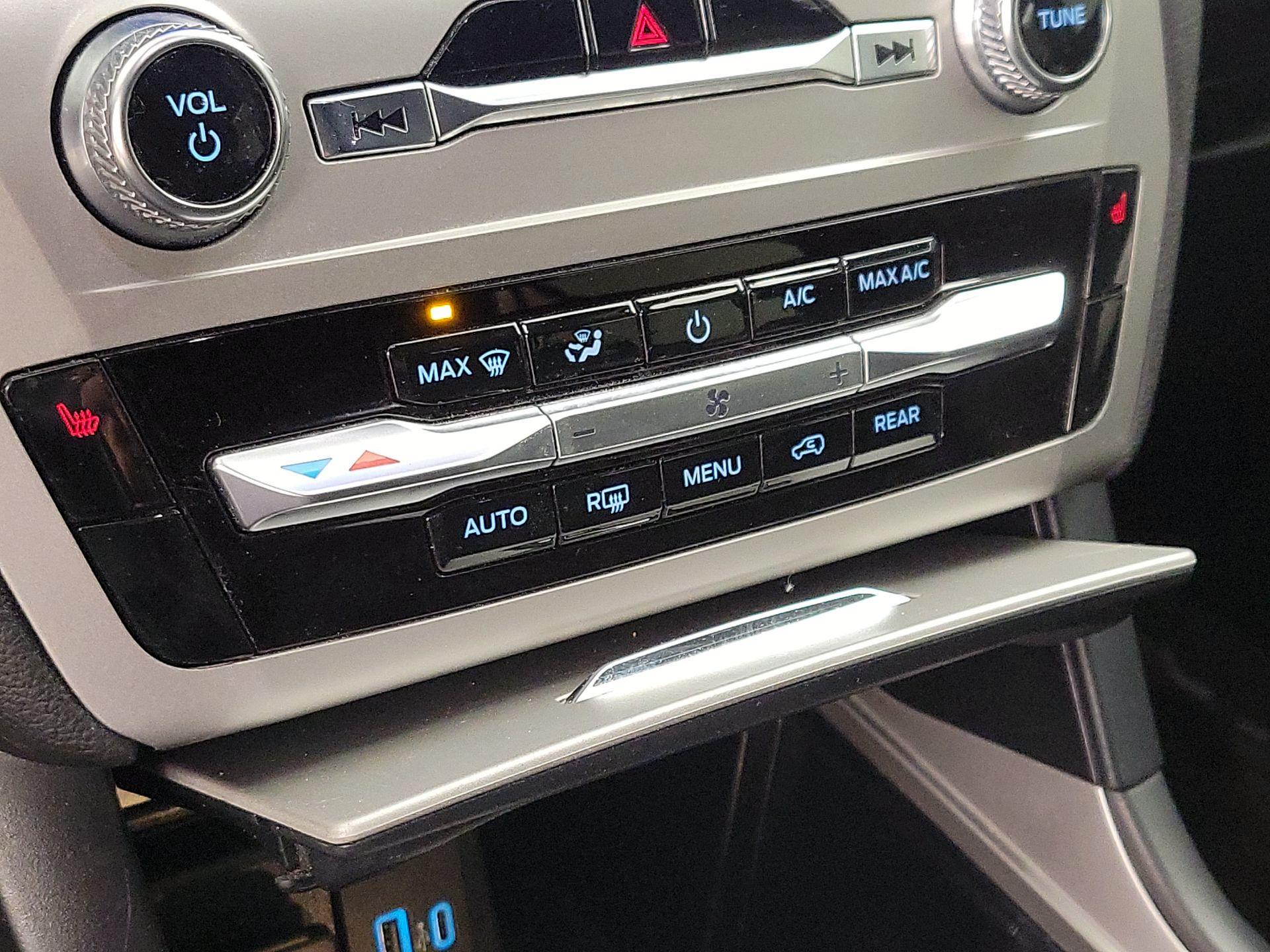 Thumbnail: 2022 Ford Explorer - 16