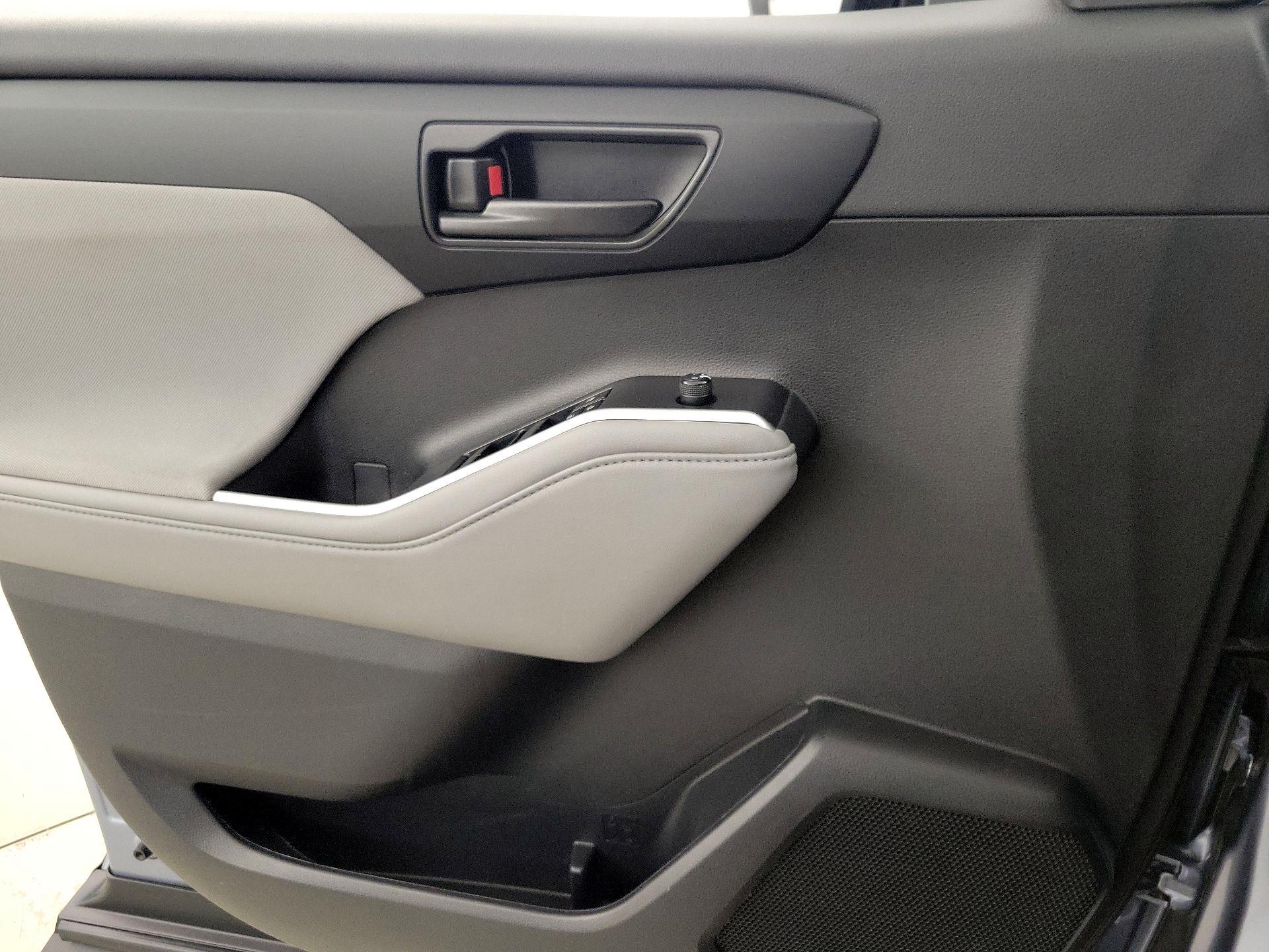 Thumbnail: 2023 Toyota Highlander - 12