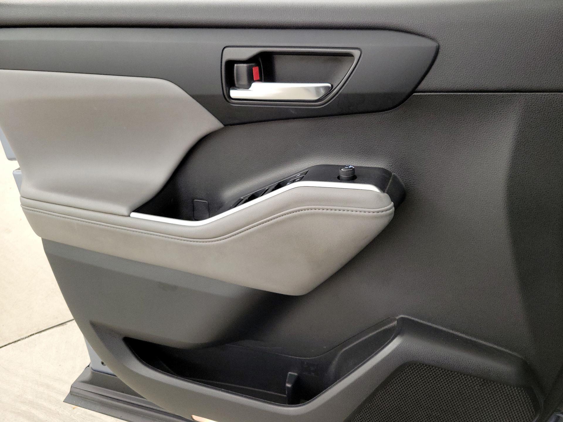 Thumbnail: 2022 Toyota Highlander - 12