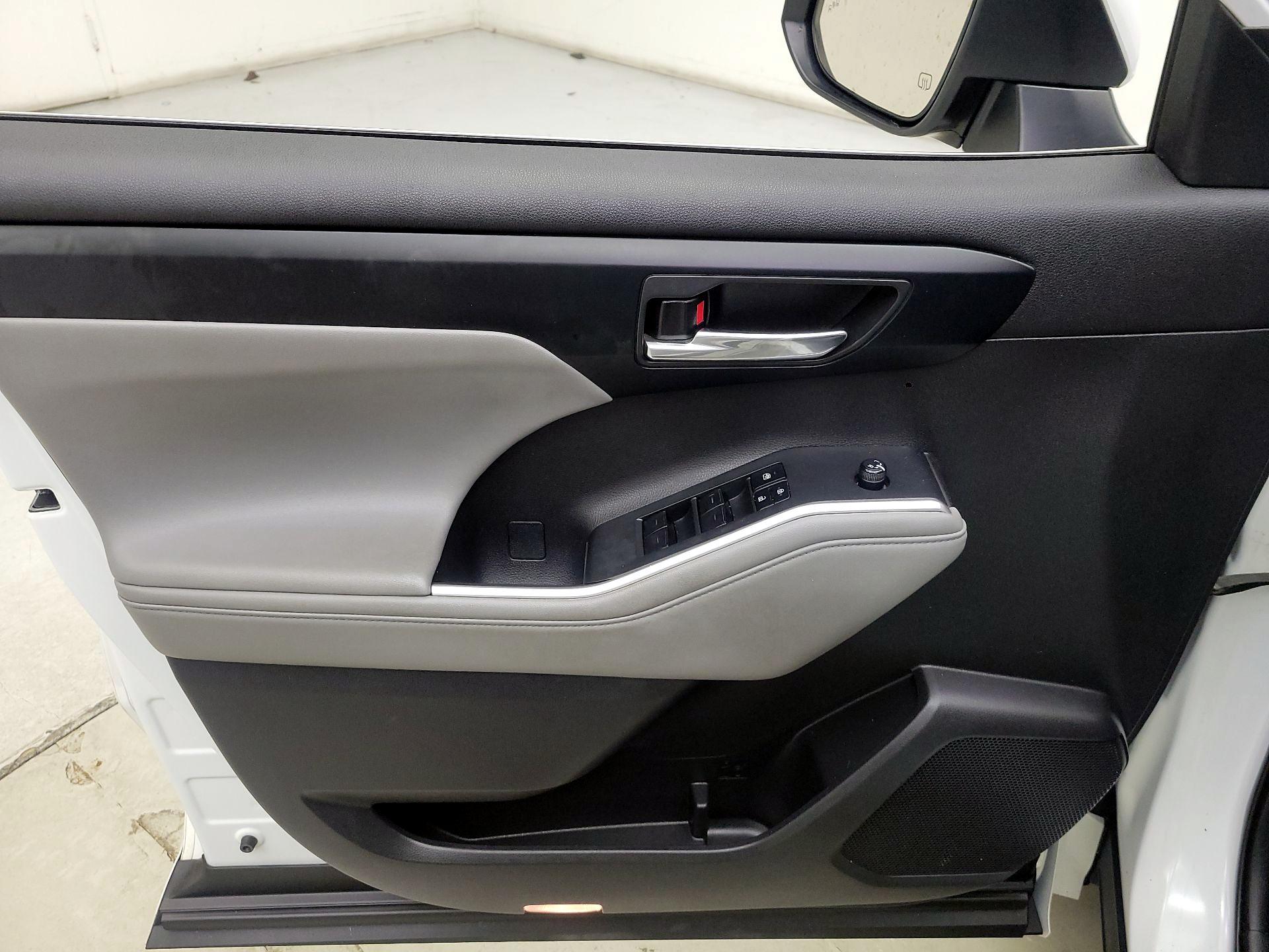 Thumbnail: 2022 Toyota Highlander - 12