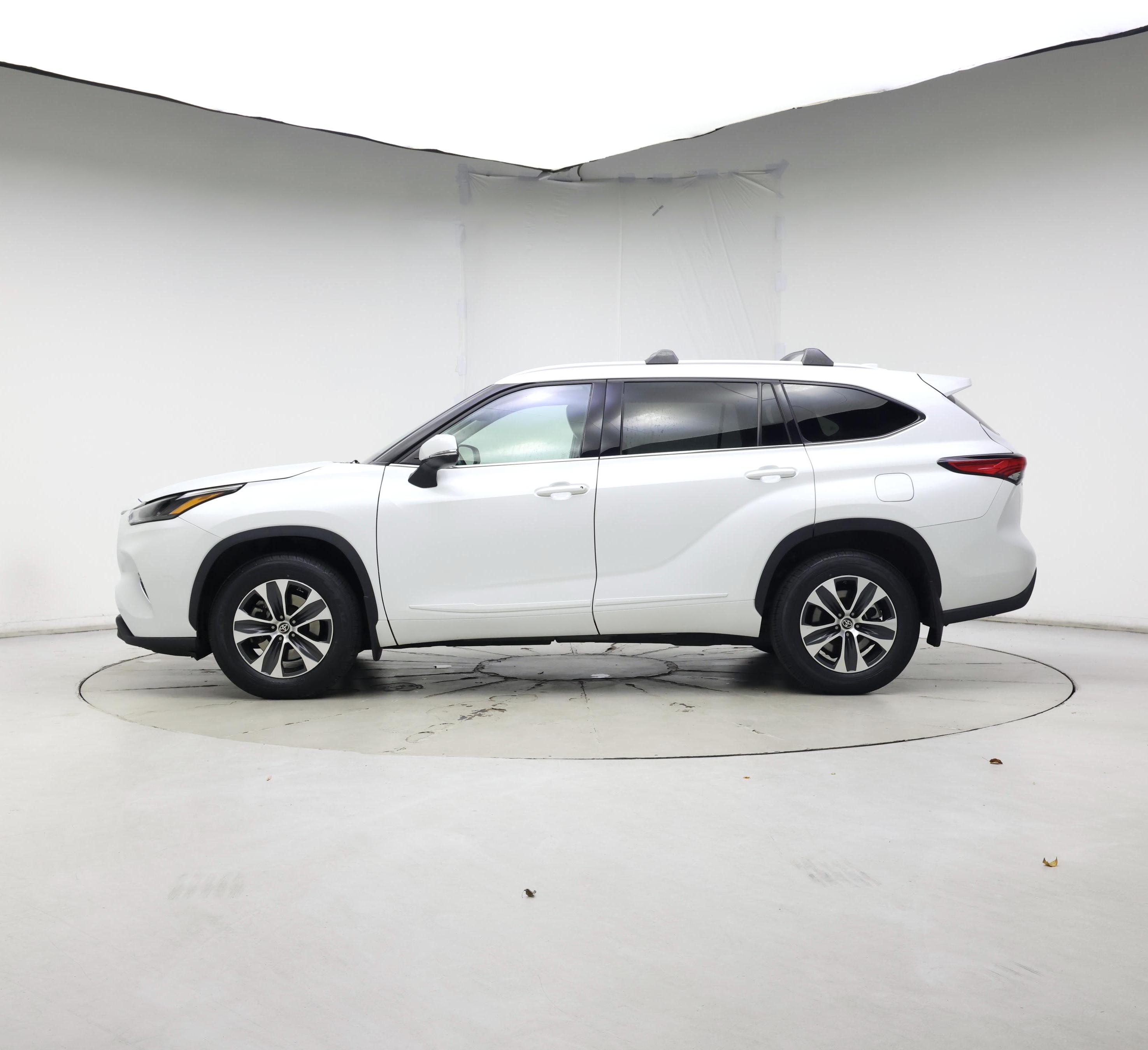 Thumbnail: 2022 Toyota Highlander - 3