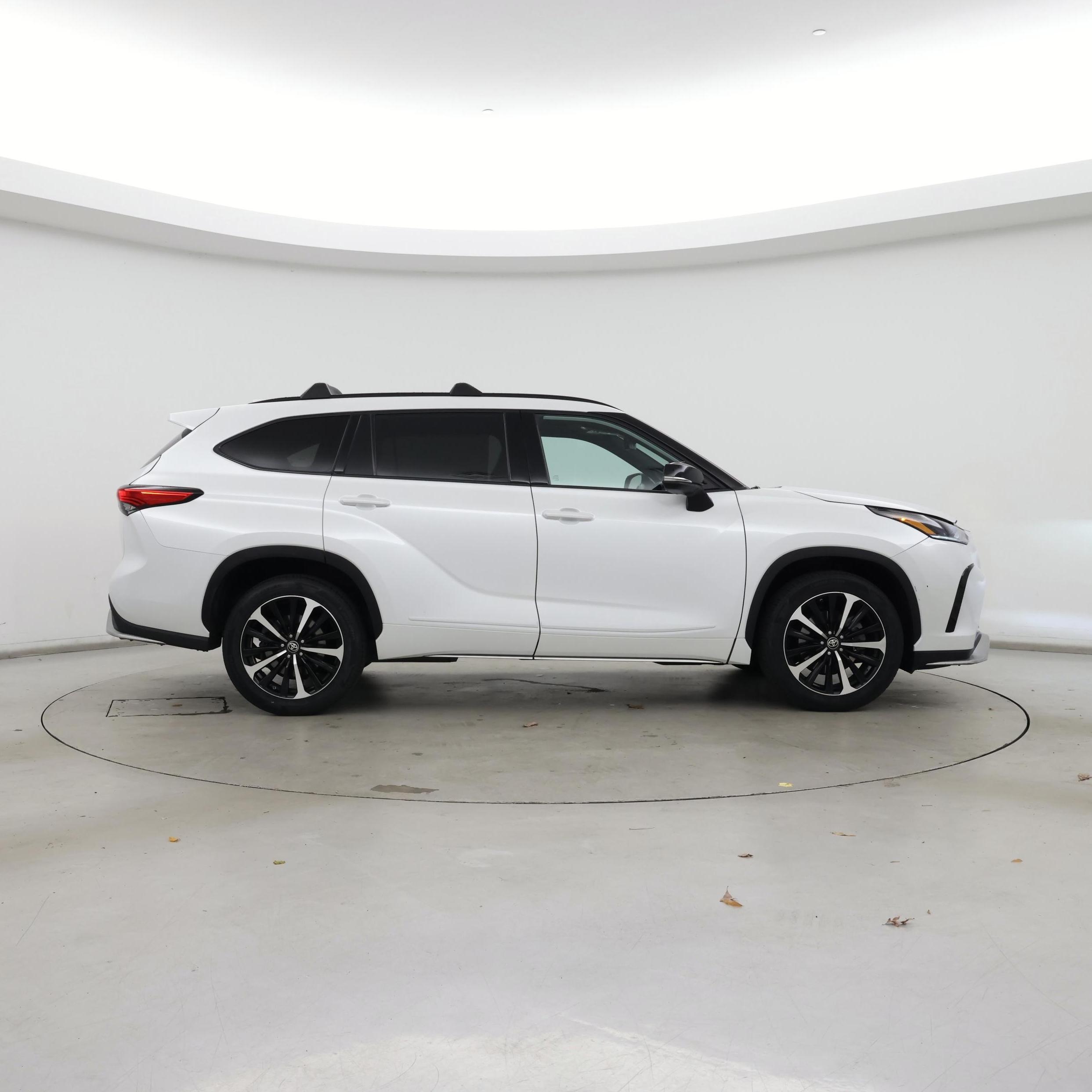 Thumbnail: 2022 Toyota Highlander - 7