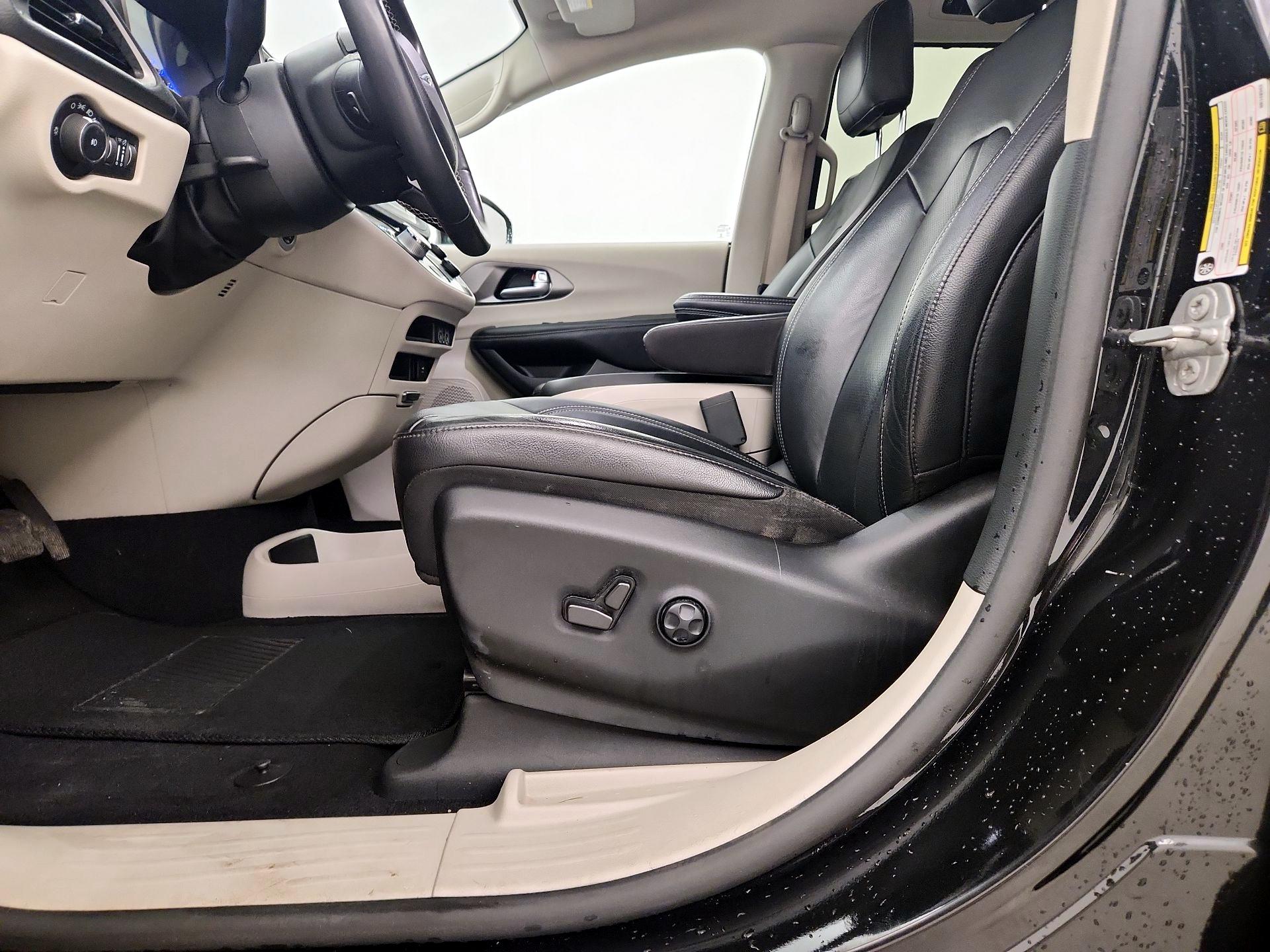 Thumbnail: 2022 Chrysler Pacifica - 11