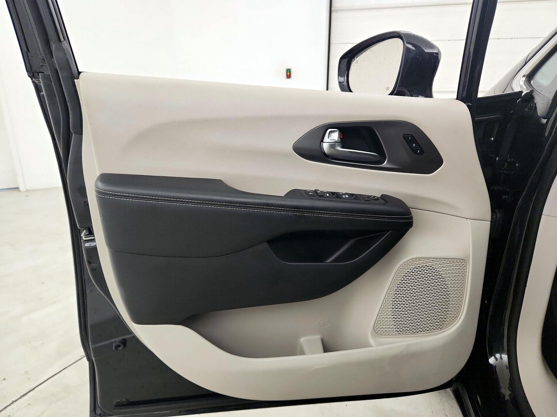 Thumbnail: 2022 Chrysler Pacifica - 12