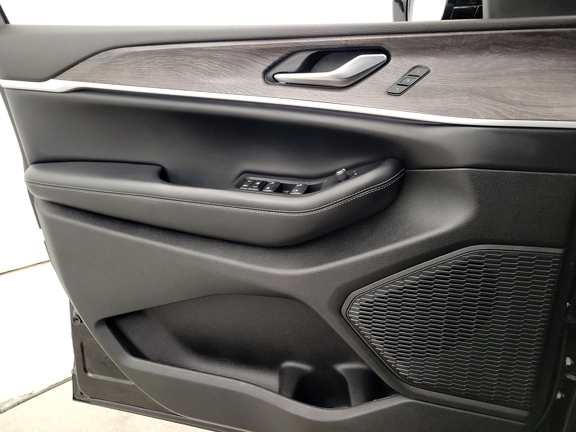 Thumbnail: 2023 Jeep Grand Cherokee - 12