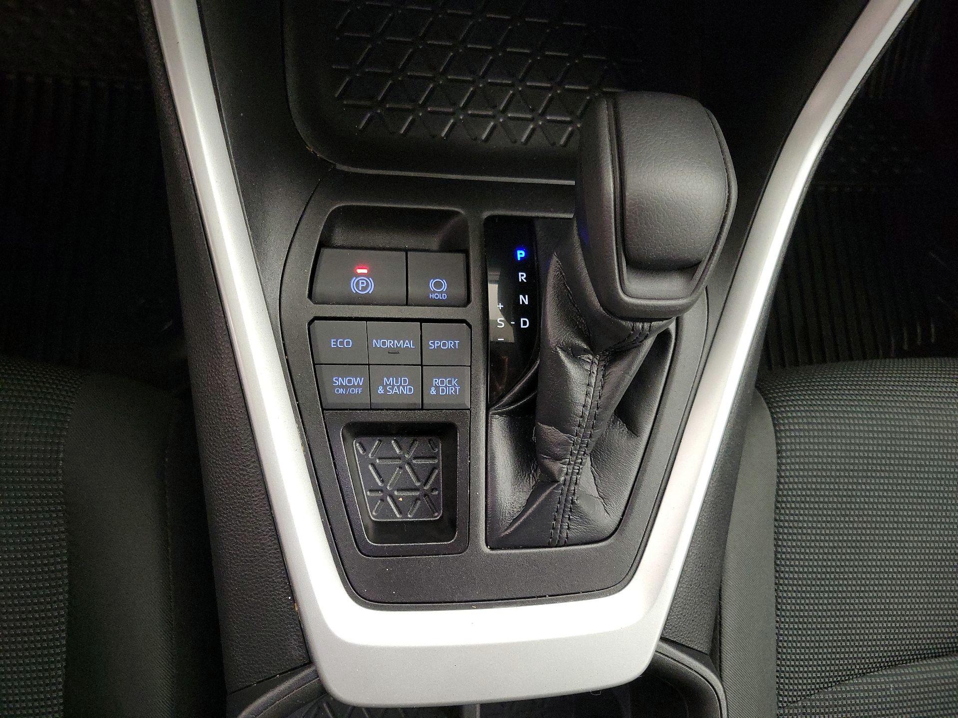 Thumbnail: 2022 Toyota RAV4 - 17