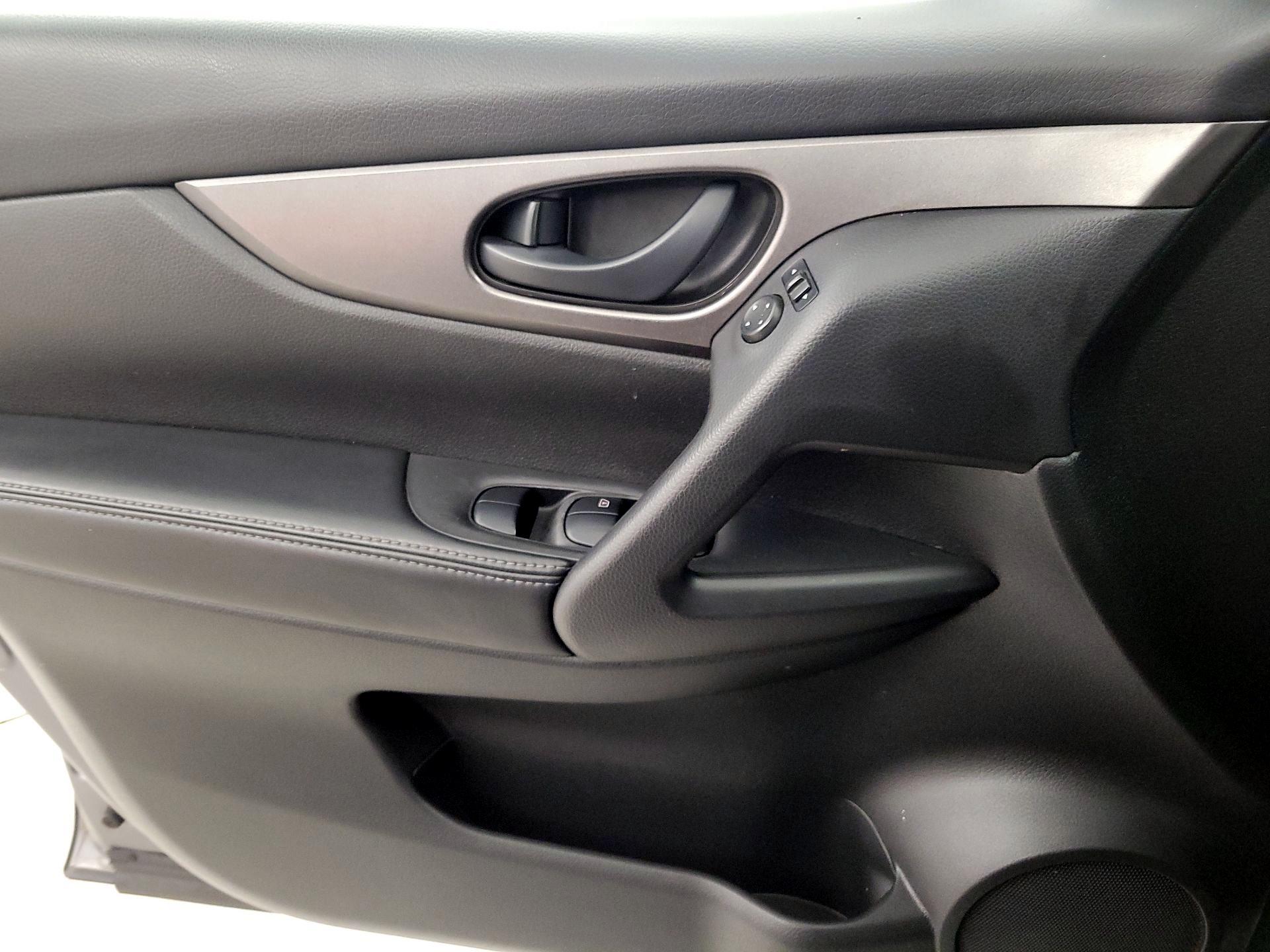 Thumbnail: 2020 Nissan Rogue Sport - 12