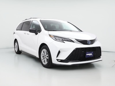White 2022 Toyota Sienna Hybrid XSE