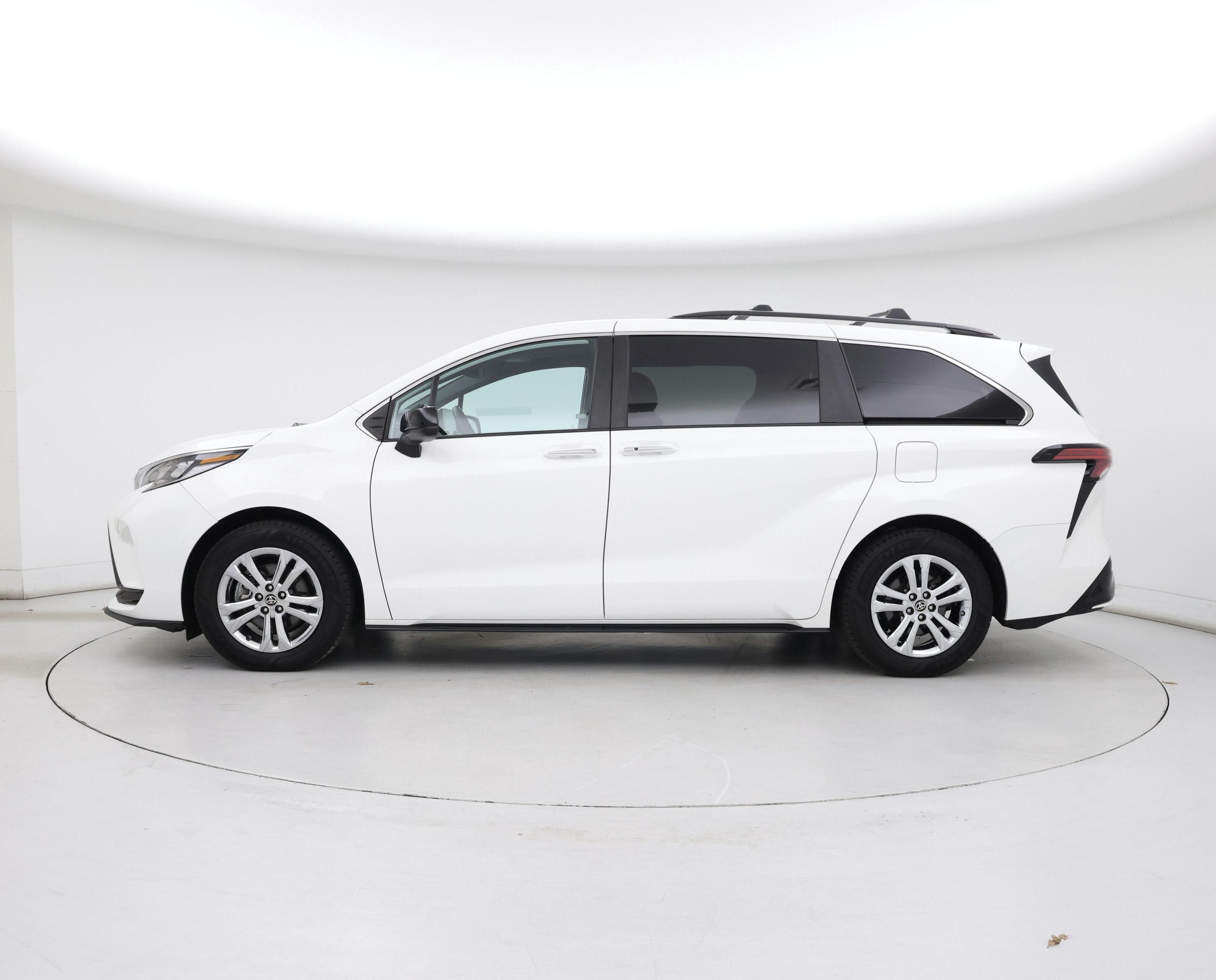 Thumbnail: 2022 Toyota Sienna - 3