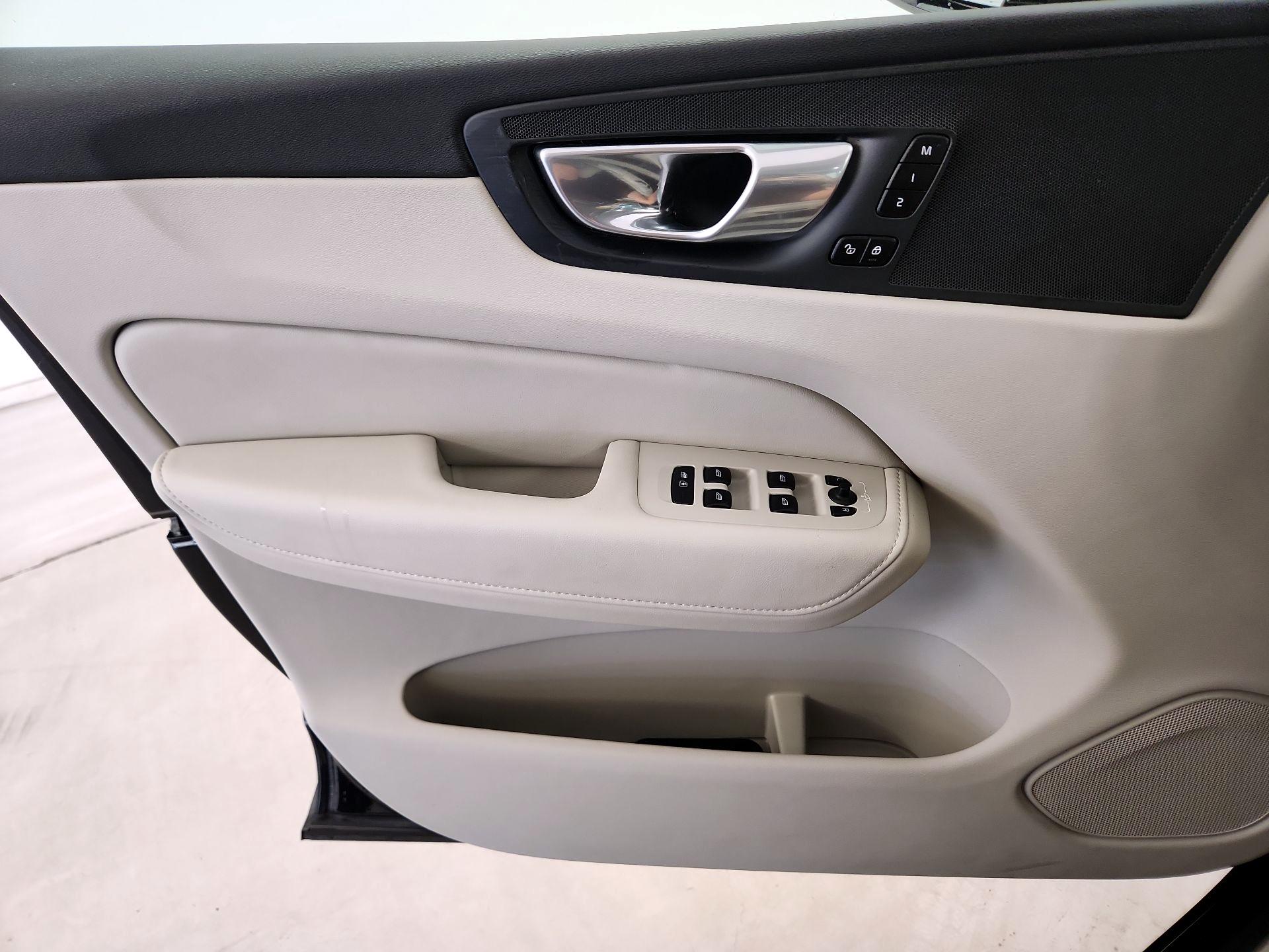 Thumbnail: 2023 Volvo XC60 - 12