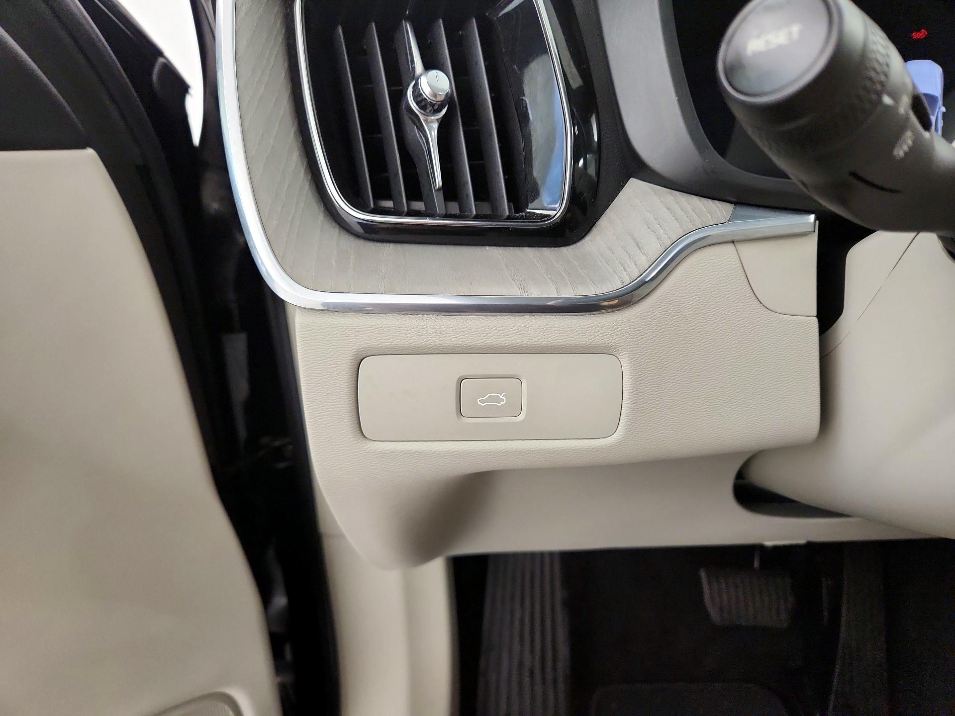 Thumbnail: 2023 Volvo XC60 - 13