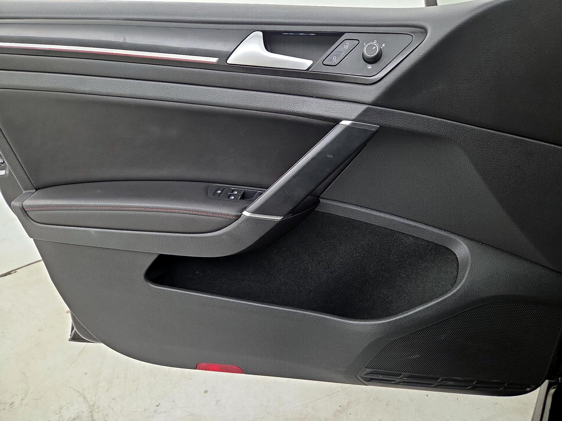 Thumbnail: 2016 Volkswagen Golf - 12