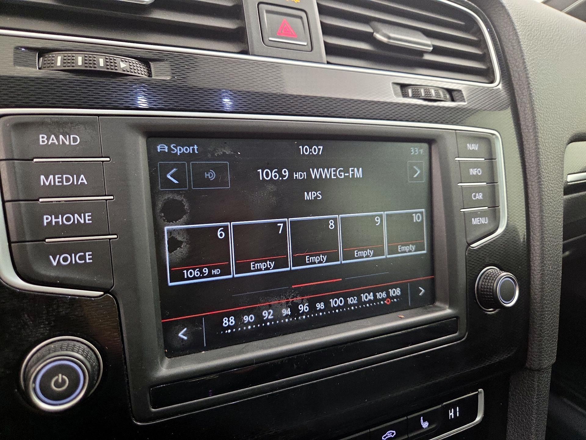 Thumbnail: 2016 Volkswagen Golf - 16