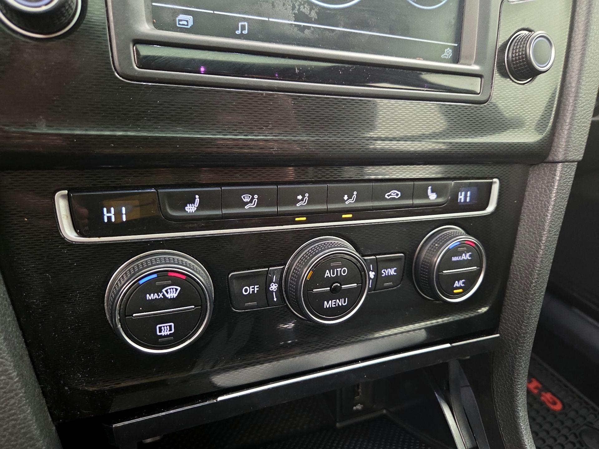 Thumbnail: 2016 Volkswagen Golf - 17