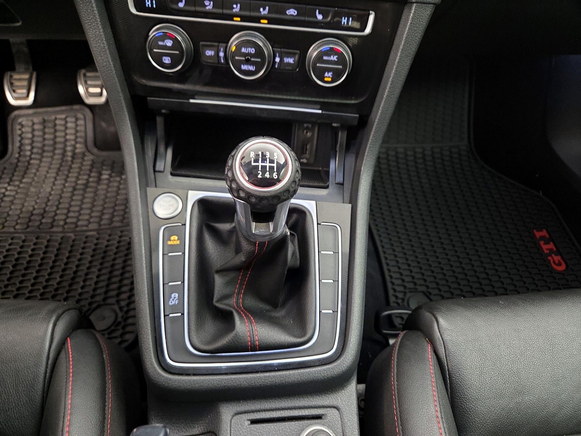 Thumbnail: 2016 Volkswagen Golf - 18