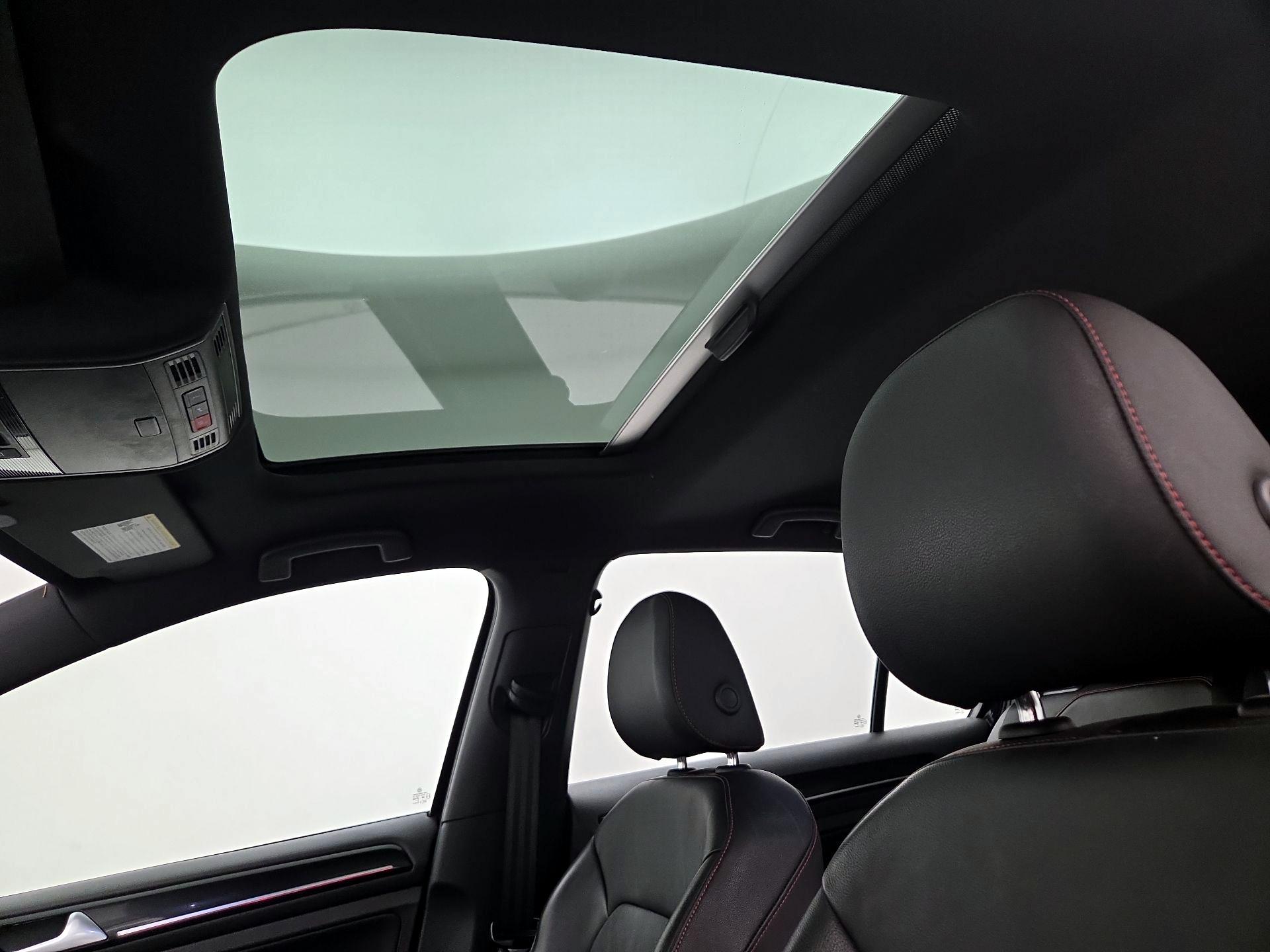 Thumbnail: 2016 Volkswagen Golf - 20