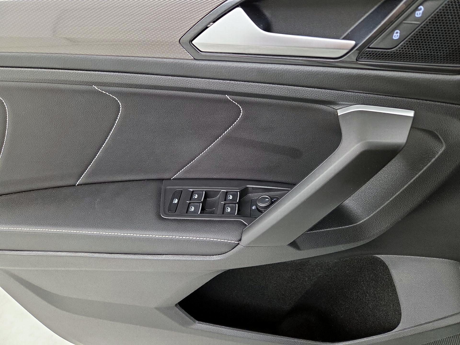 Thumbnail: 2023 Volkswagen Tiguan - 12