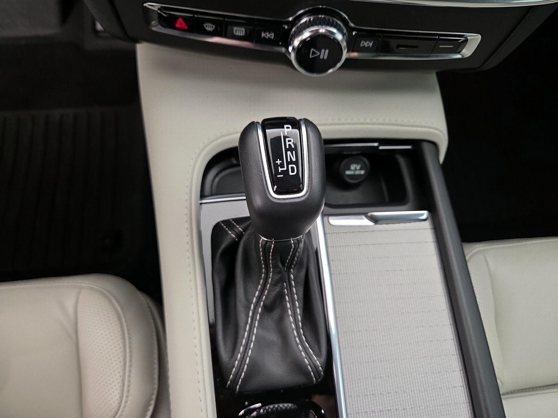 Thumbnail: 2021 Volvo V90 - 18