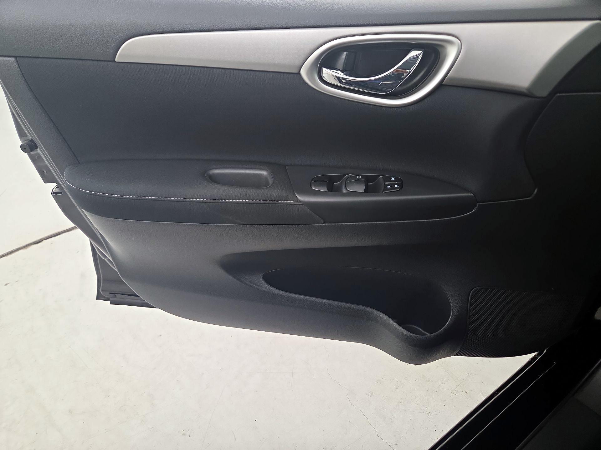 Thumbnail: 2015 Nissan Sentra - 12