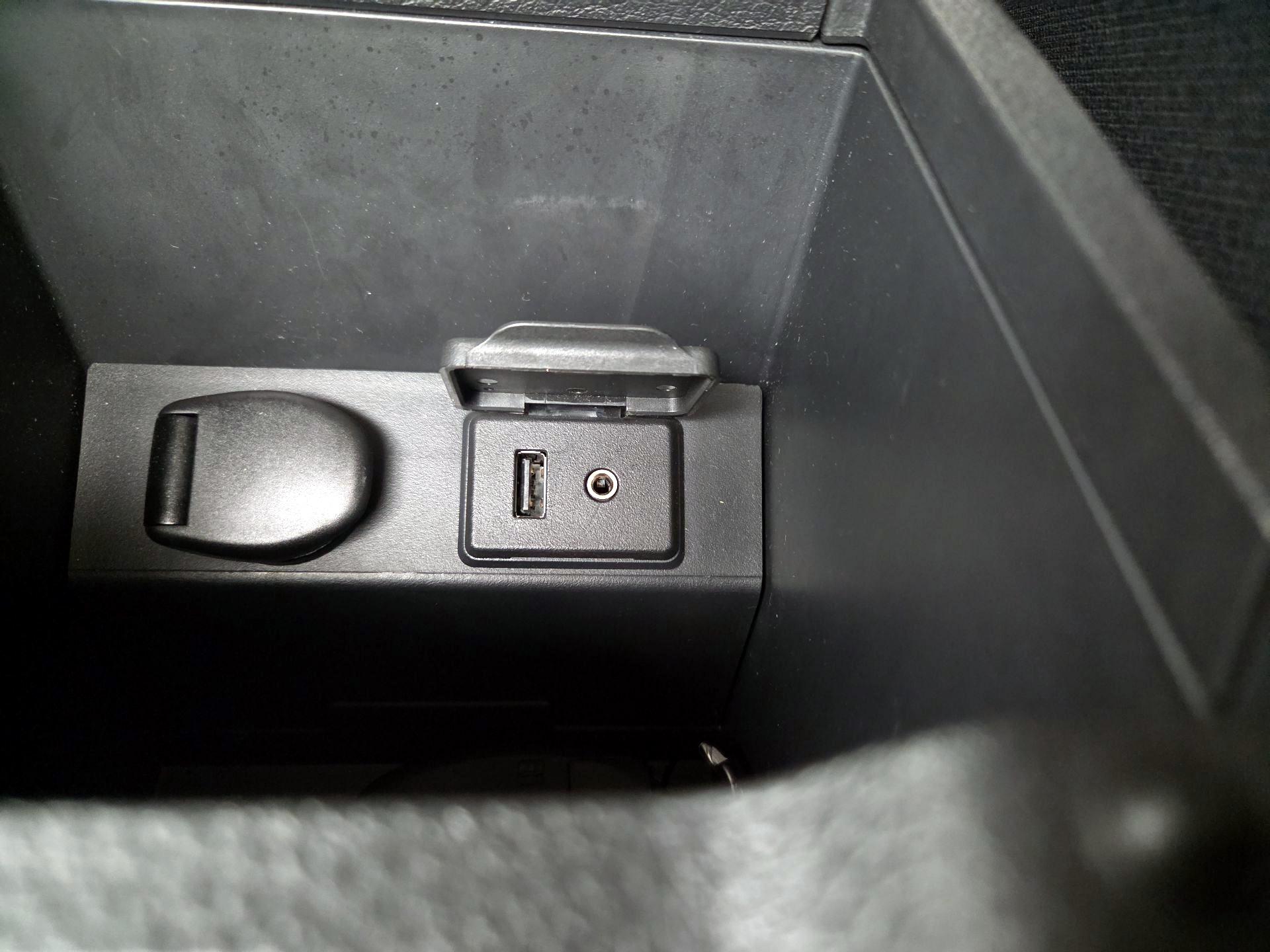 Thumbnail: 2015 Nissan Sentra - 18