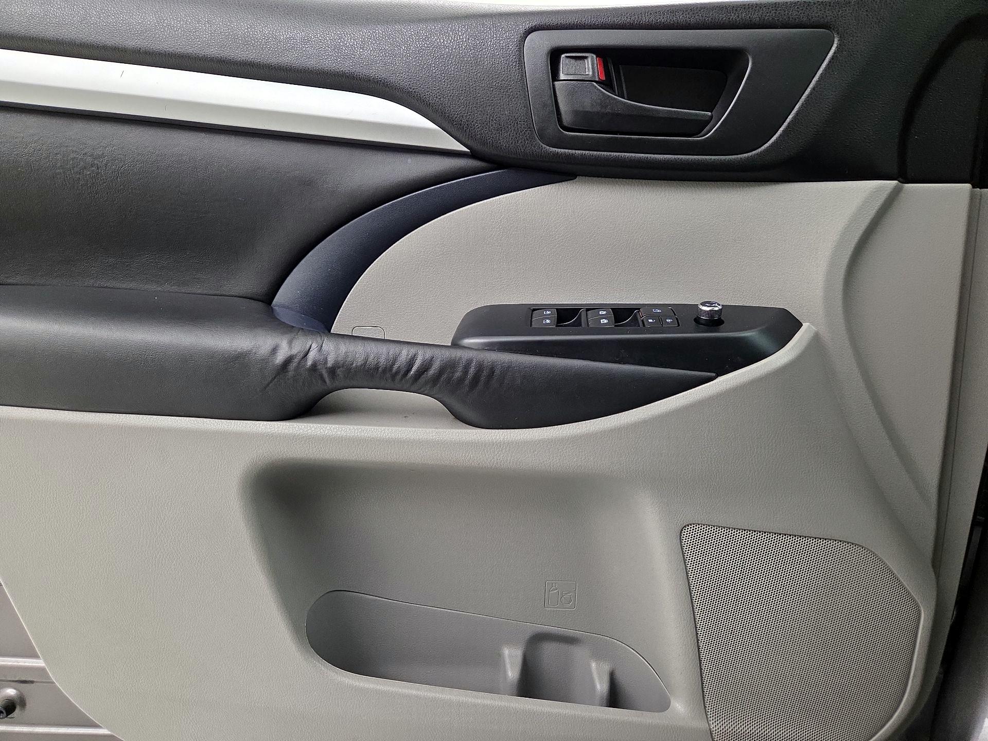 Thumbnail: 2016 Toyota Highlander - 12