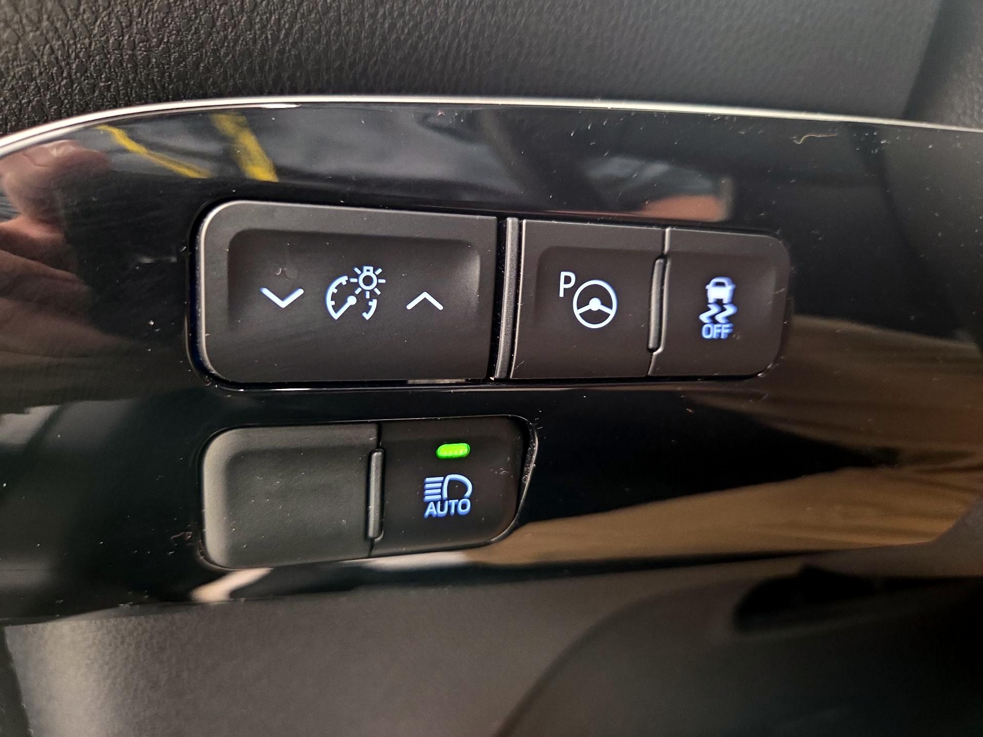 Thumbnail: 2018 Toyota Prius - 13