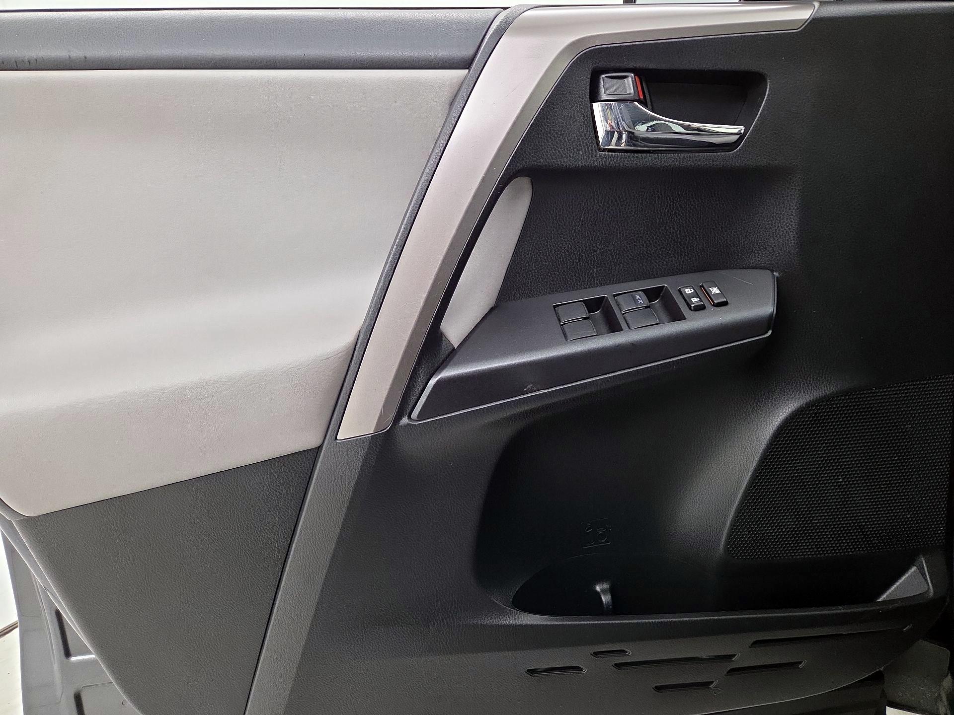 Thumbnail: 2018 Toyota RAV4 - 12