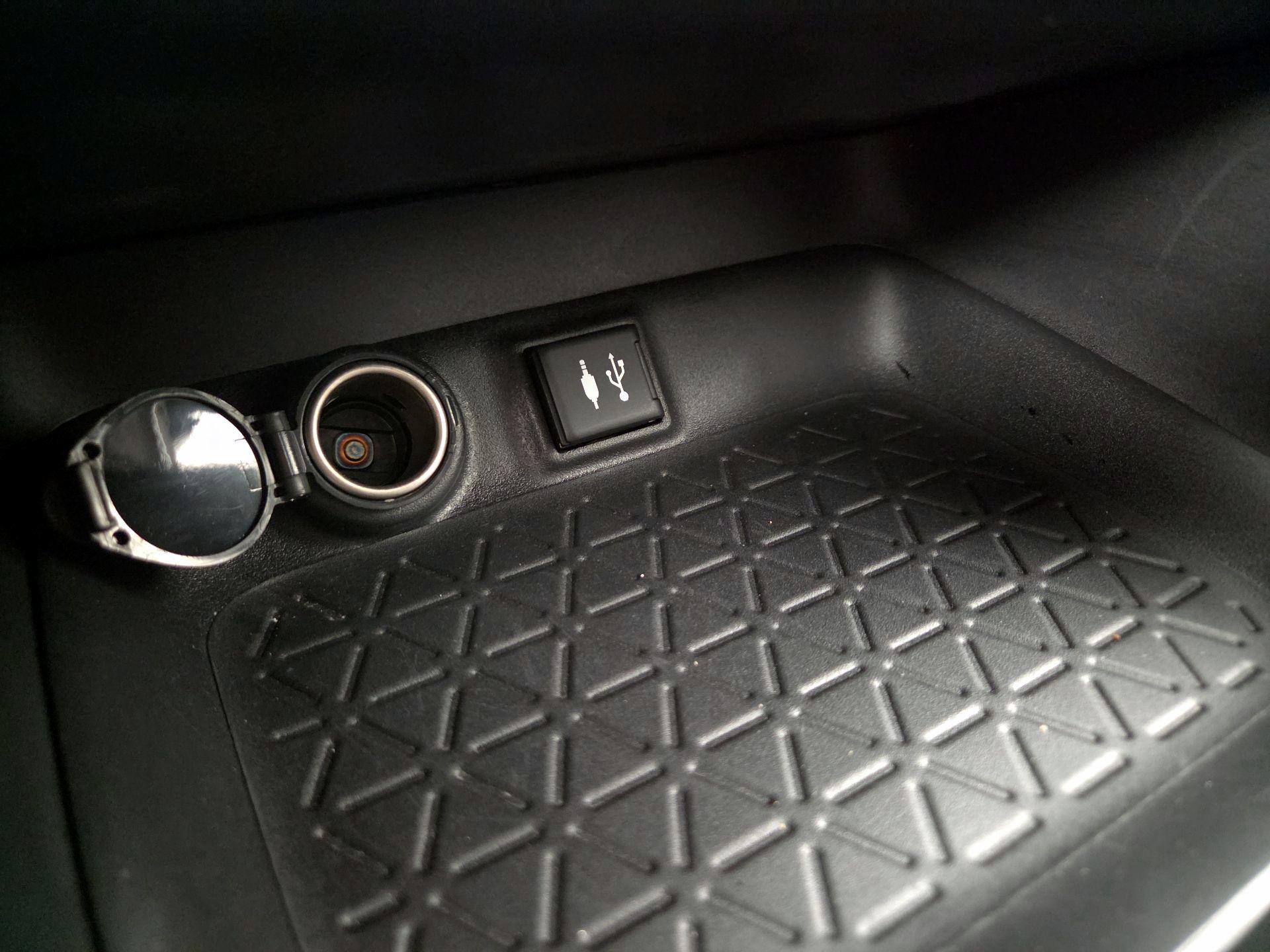 Thumbnail: 2019 Toyota RAV4 - 16