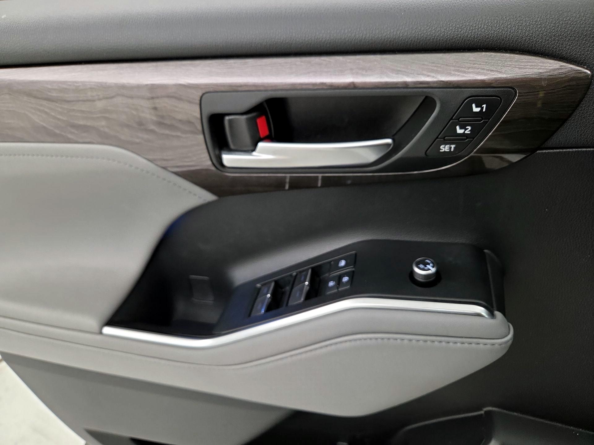 Thumbnail: 2021 Toyota Highlander - 12