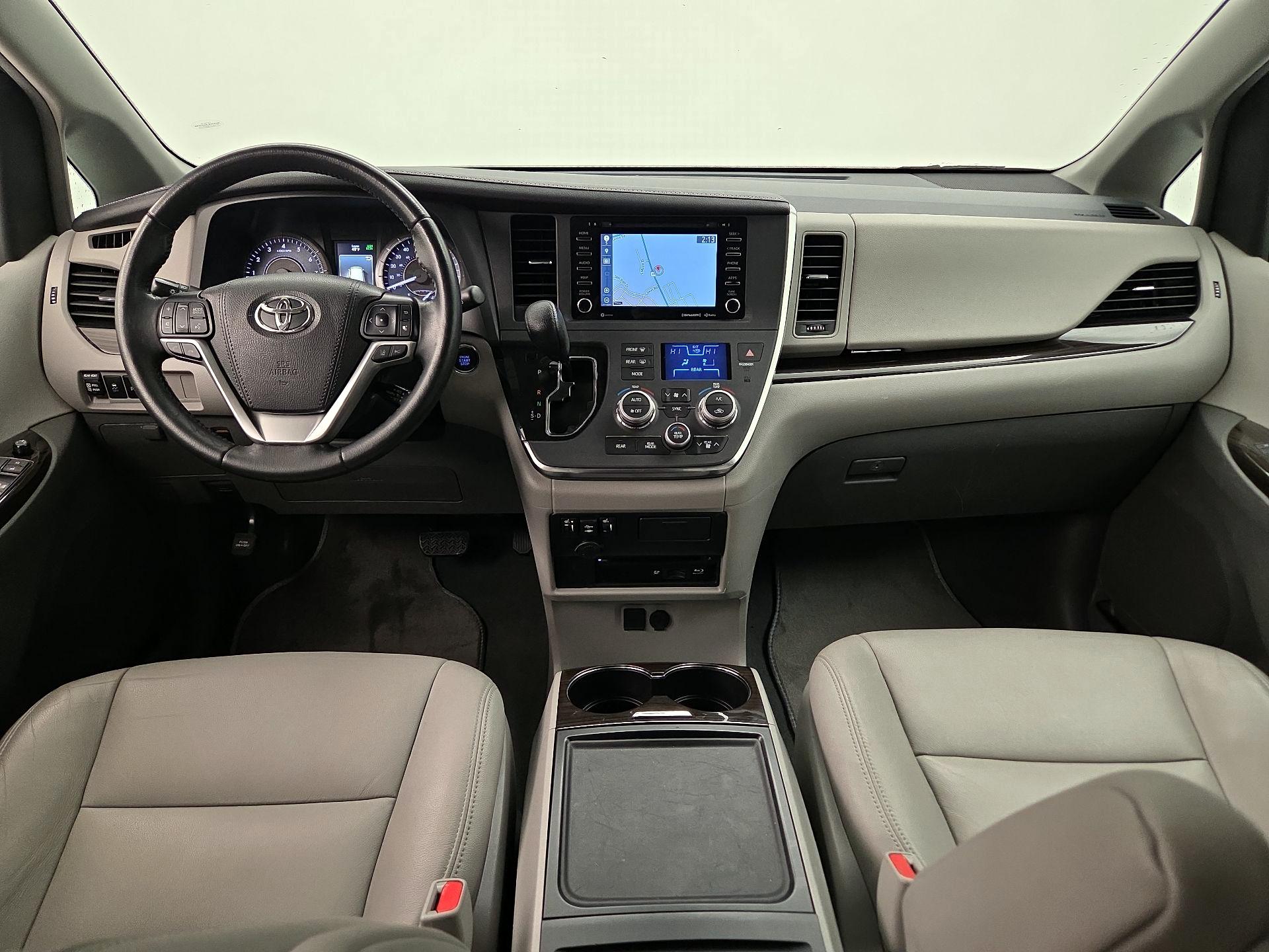 Thumbnail: 2019 Toyota Sienna - 9