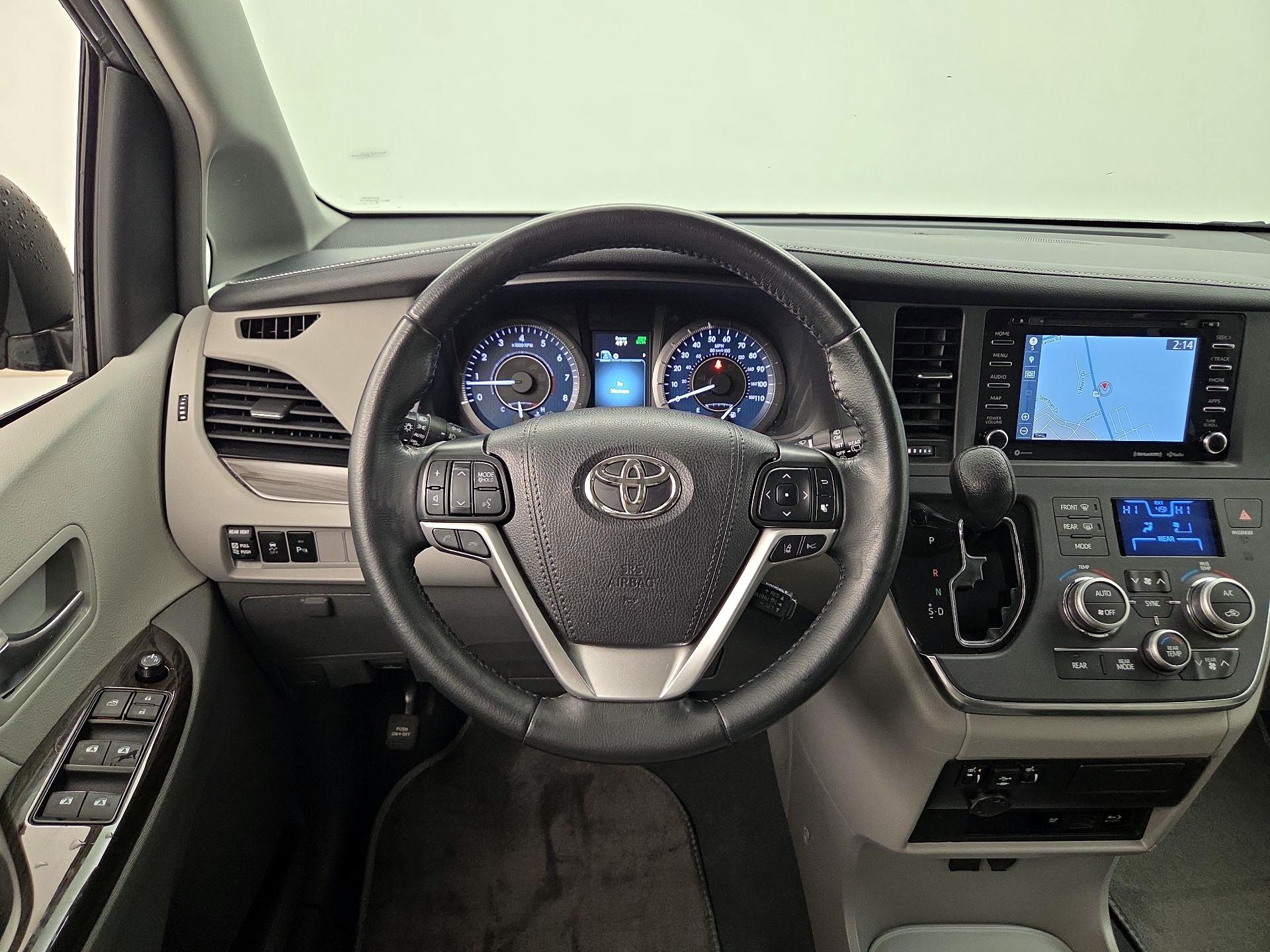 Thumbnail: 2019 Toyota Sienna - 10