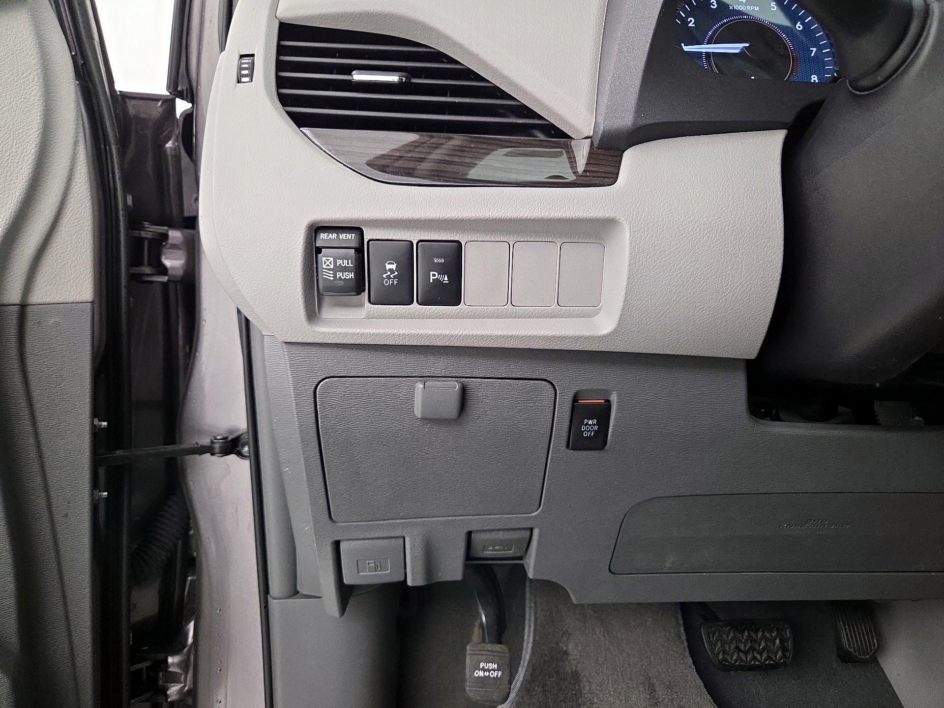 Thumbnail: 2019 Toyota Sienna - 13