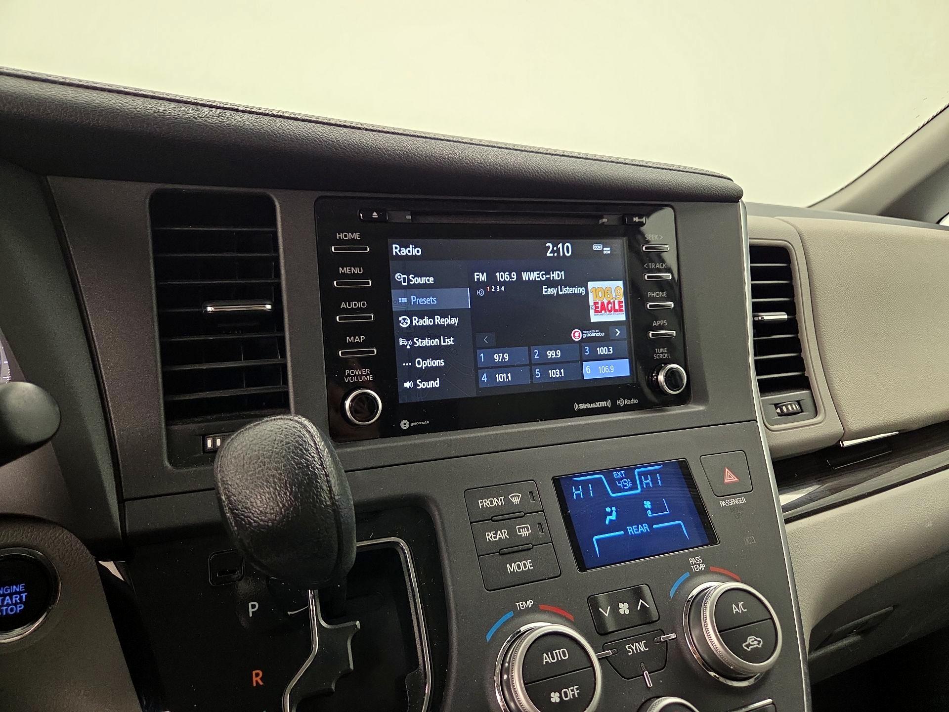 Thumbnail: 2019 Toyota Sienna - 16