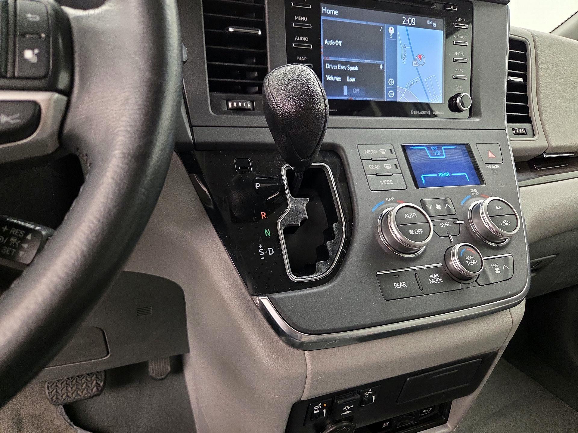 Thumbnail: 2019 Toyota Sienna - 18