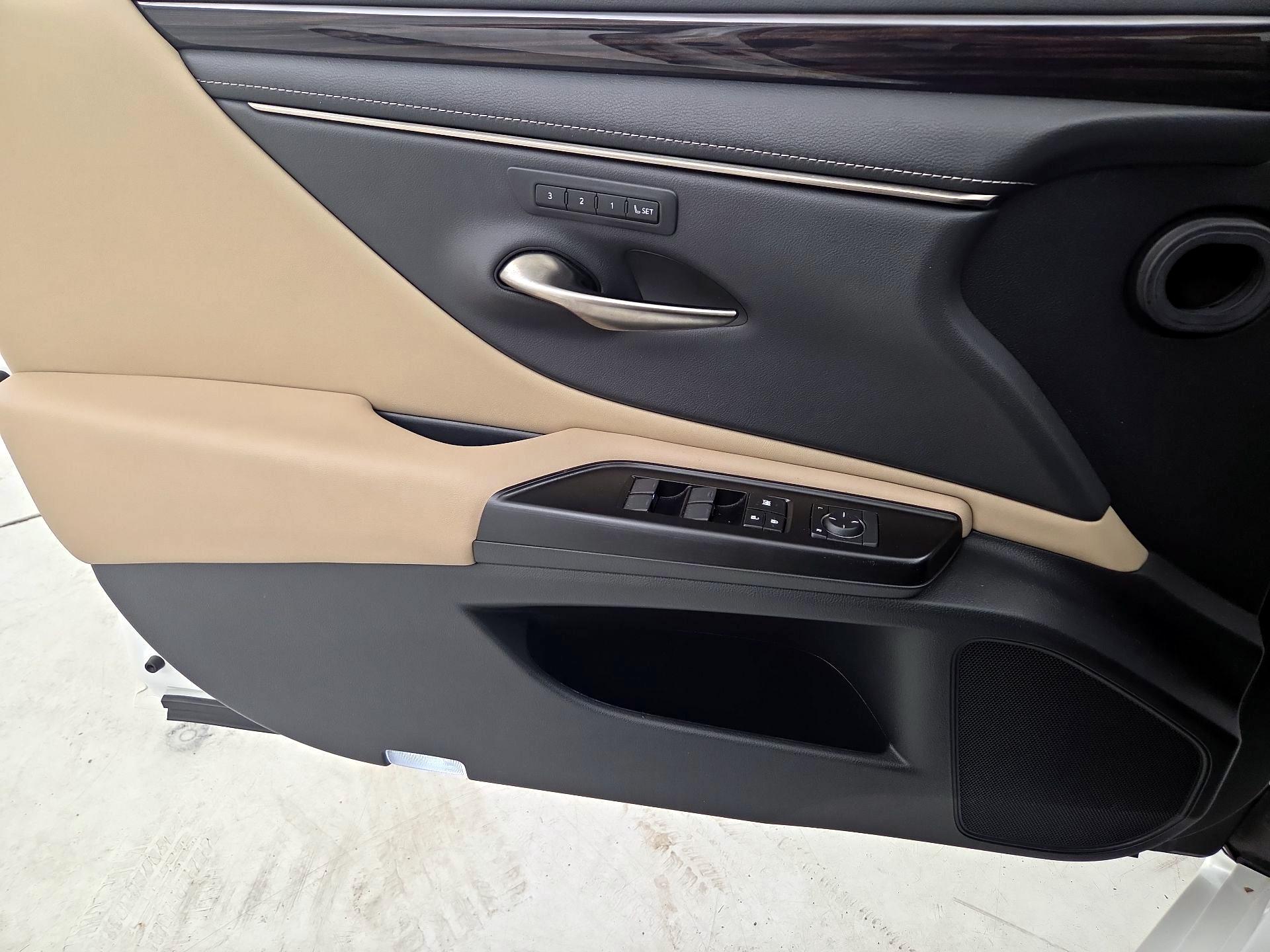 Thumbnail: 2019 Lexus ES - 12