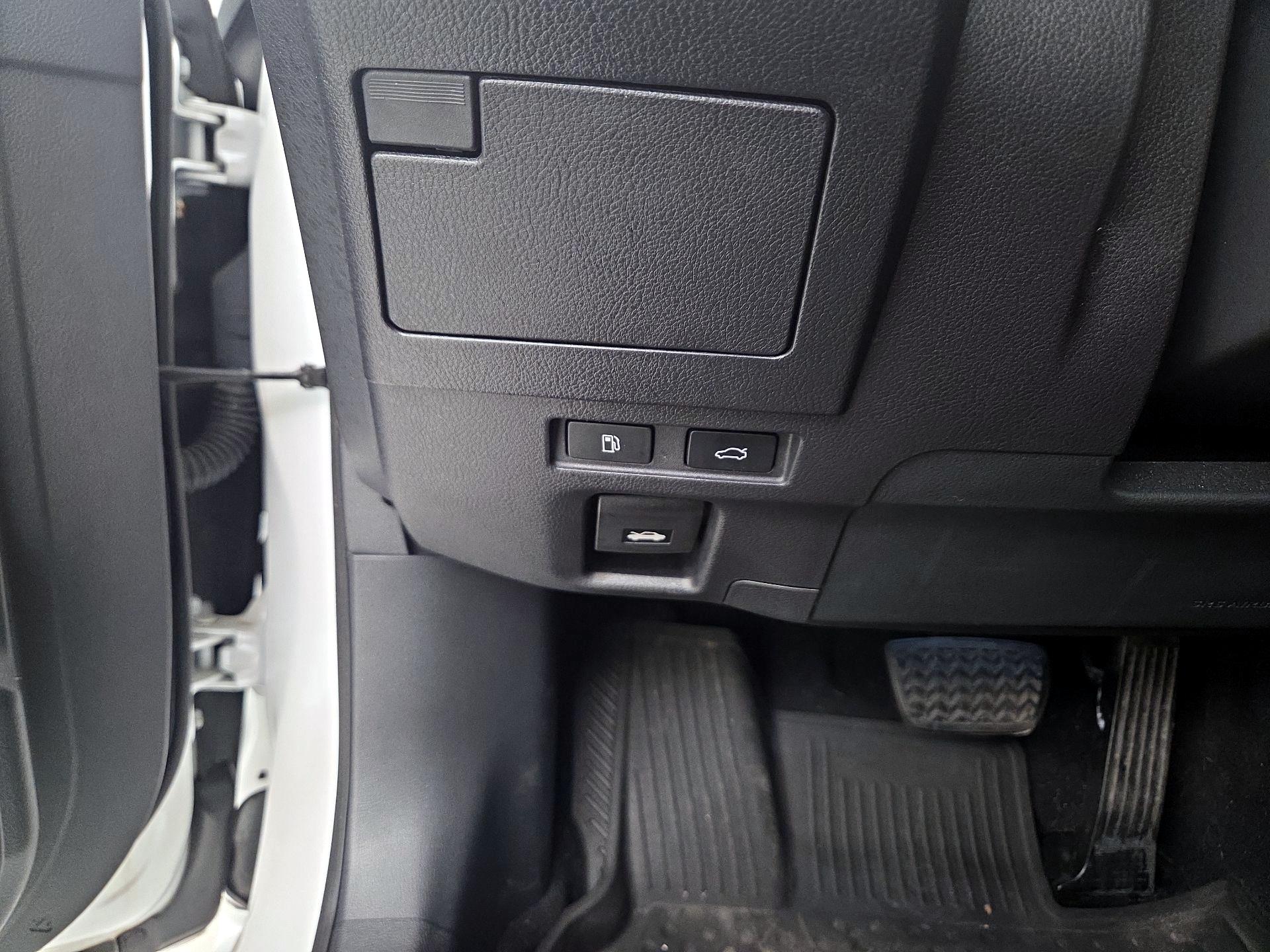 Thumbnail: 2019 Lexus ES - 13