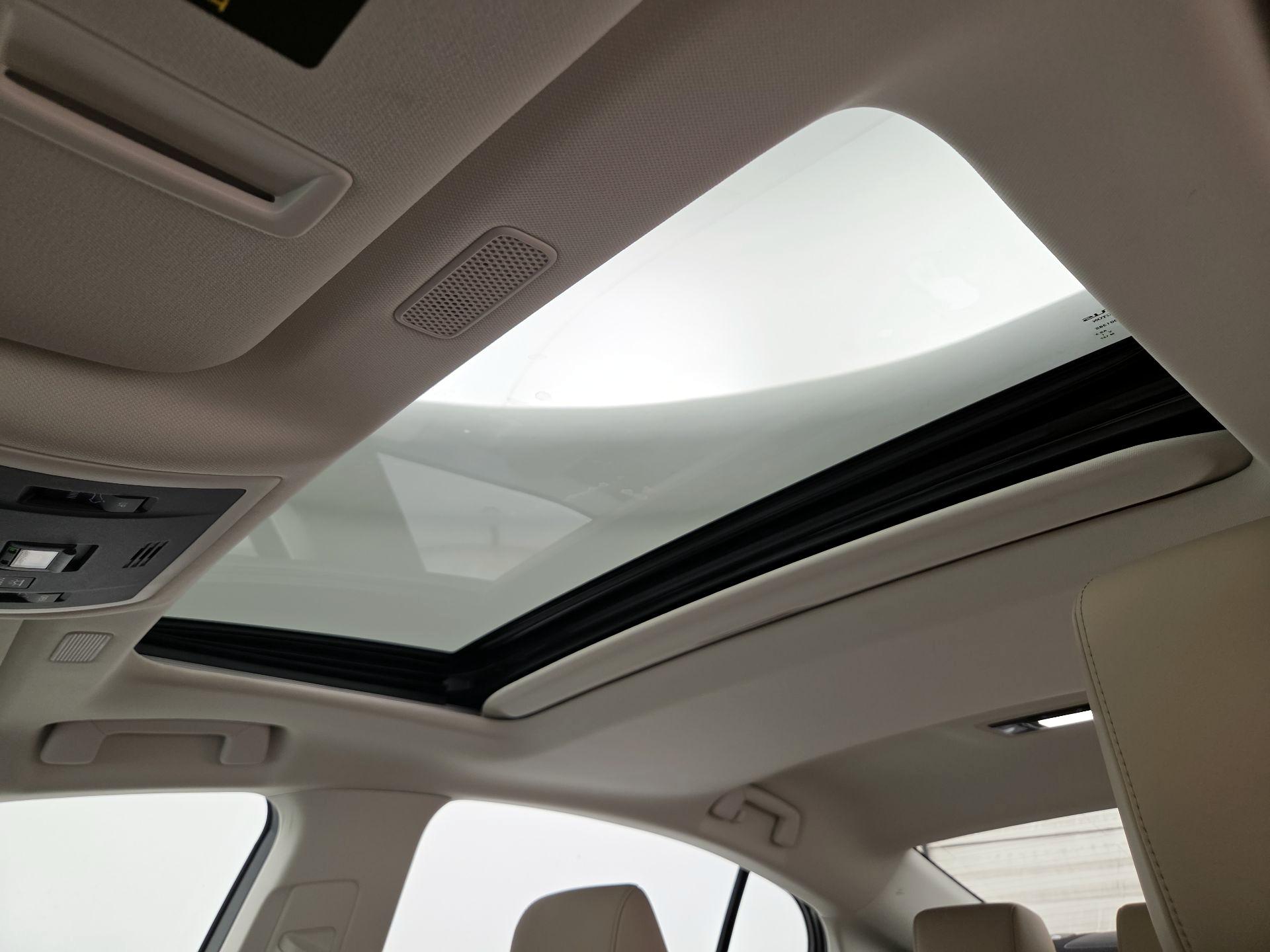 Thumbnail: 2019 Lexus ES - 20