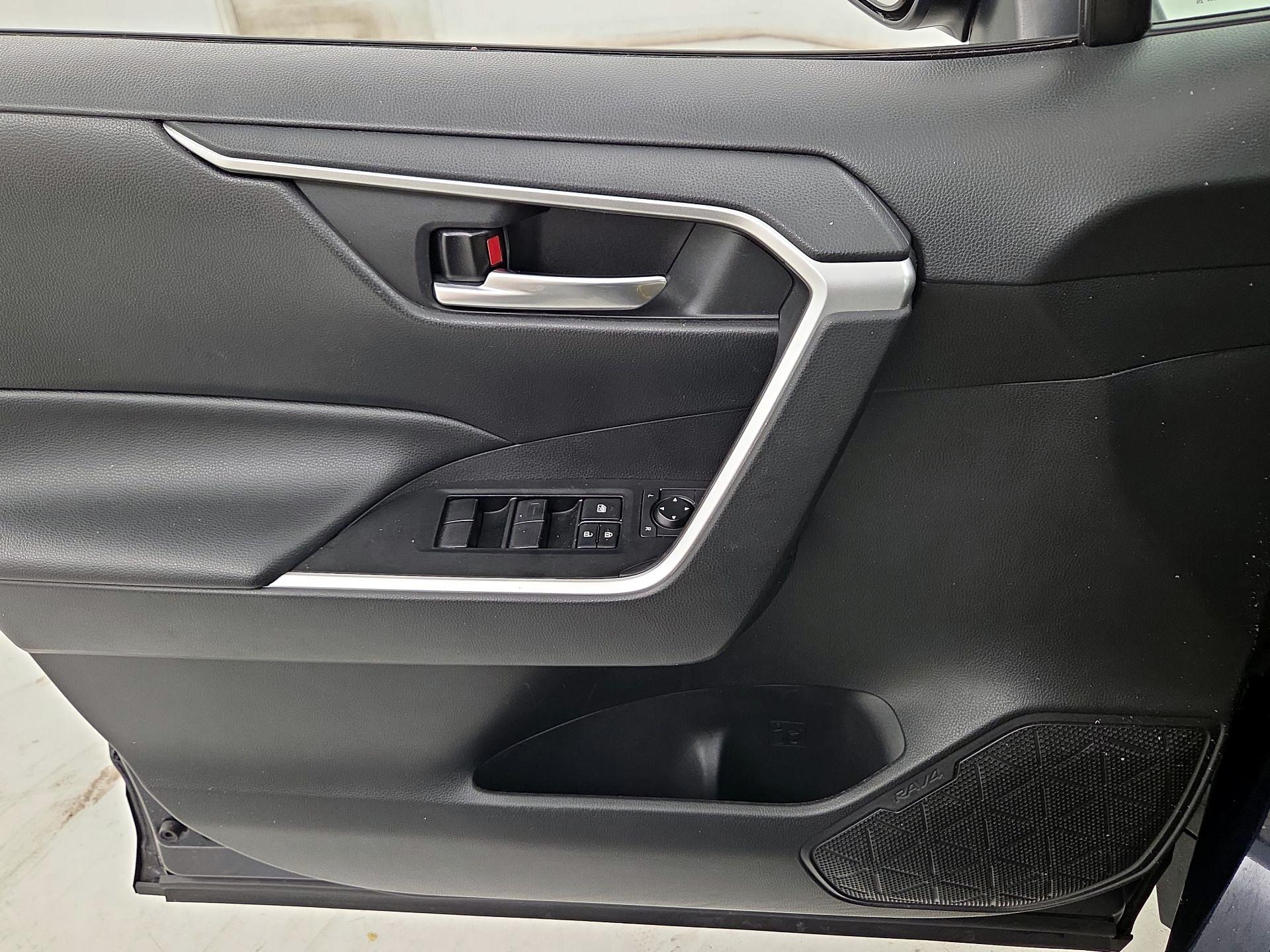 Thumbnail: 2020 Toyota RAV4 - 12