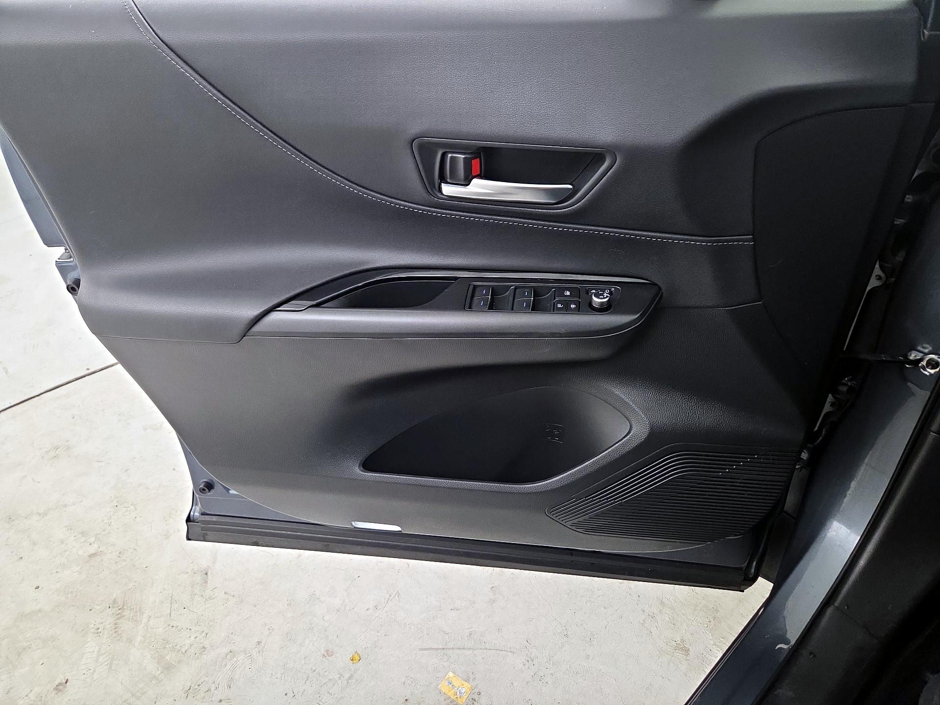 Thumbnail: 2021 Toyota Venza - 12