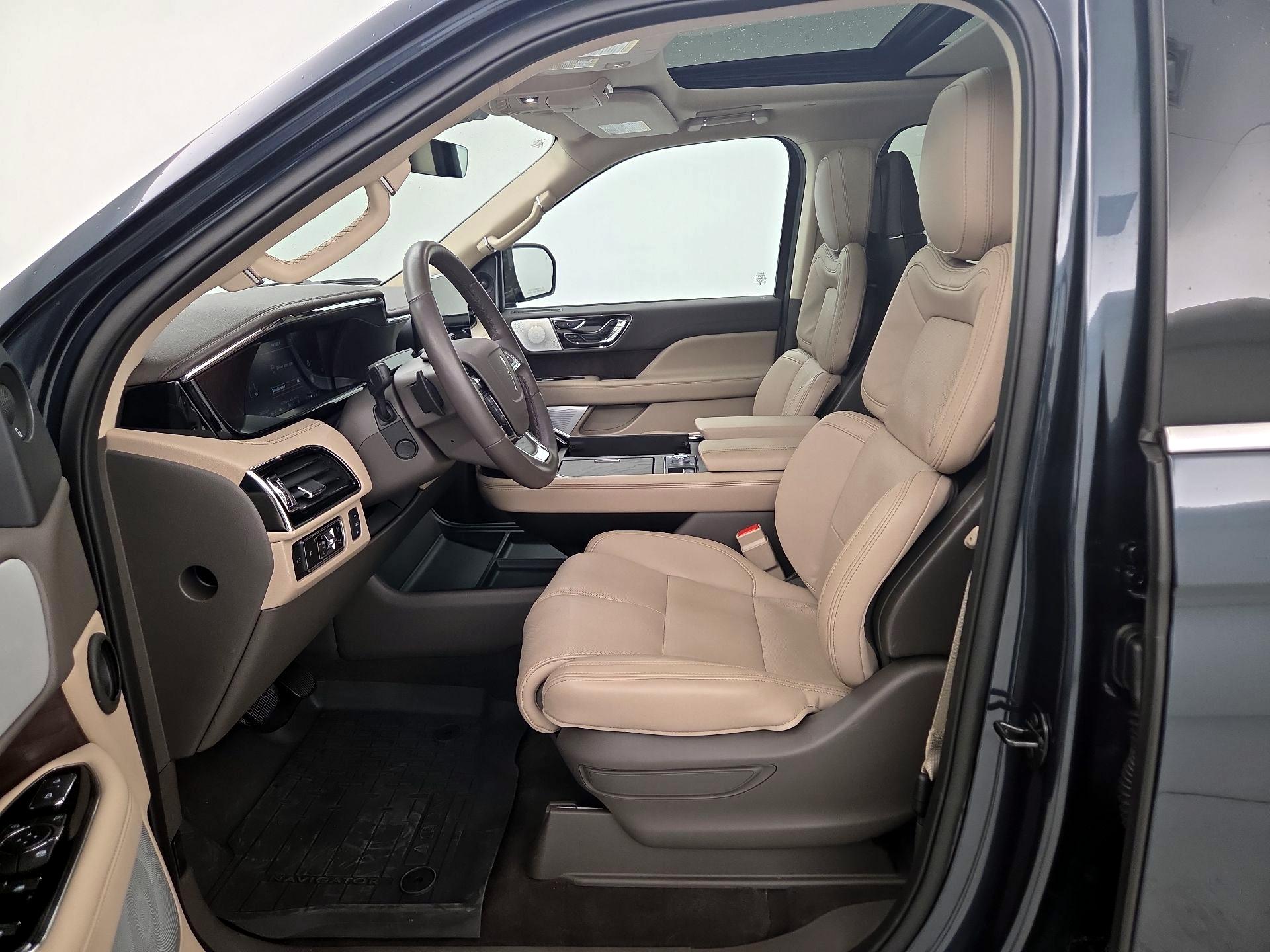 Thumbnail: 2024 Lincoln Navigator L - 11