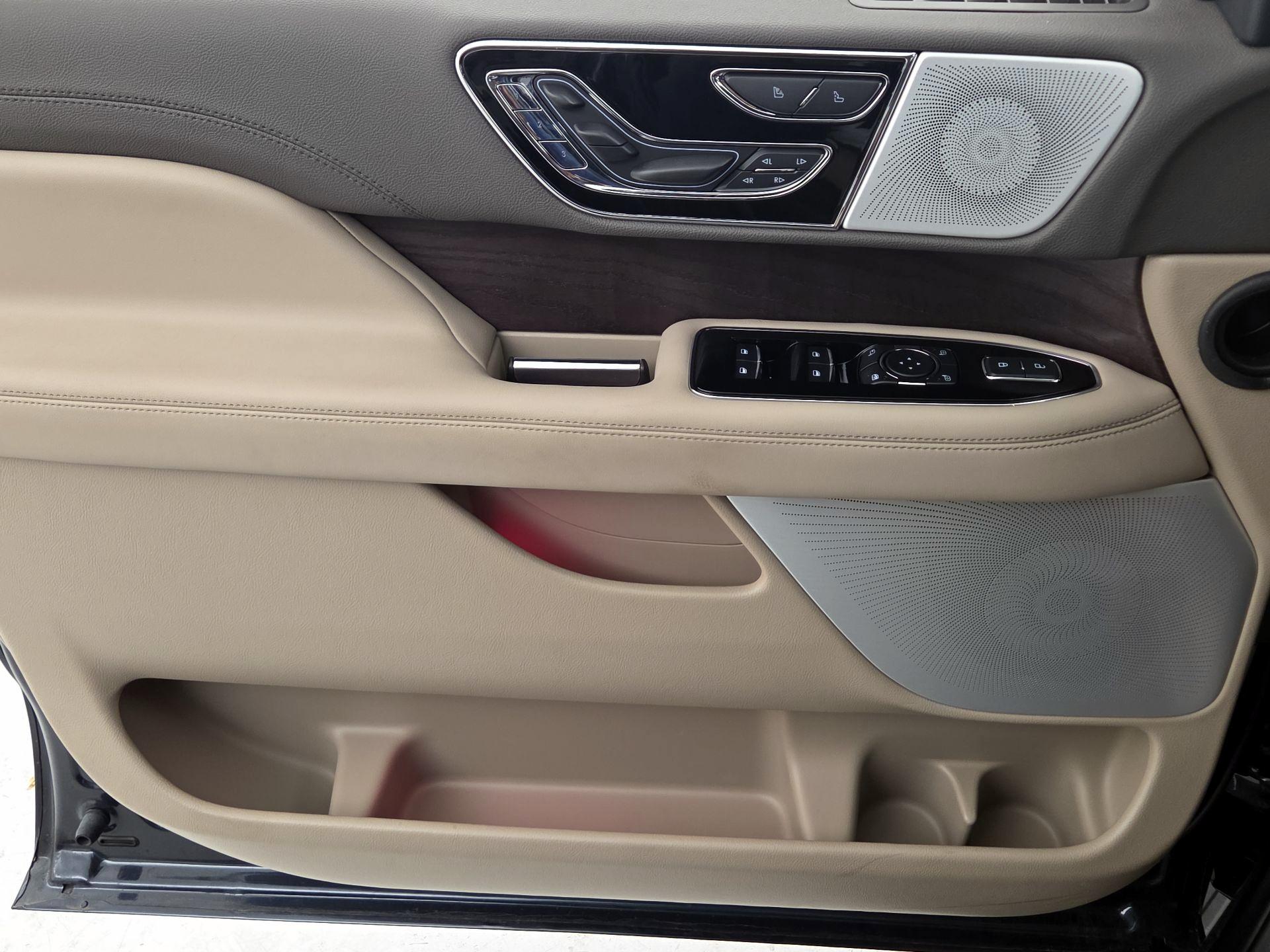 Thumbnail: 2024 Lincoln Navigator L - 12